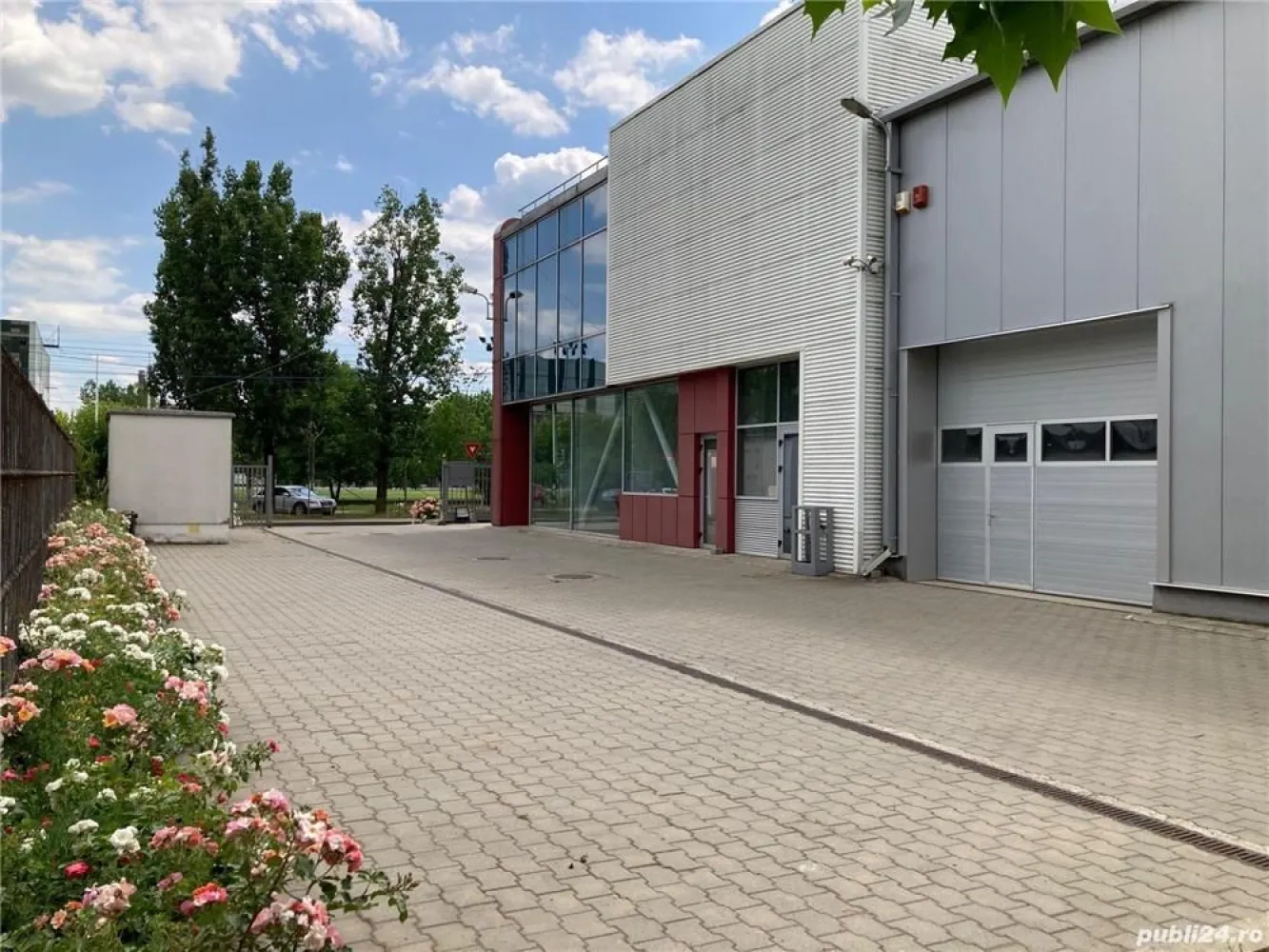 Spatiu comercial Birouri Depozit,1532 mp utili, aut. ISU, 2001 mp teren, aprop. metrou, proprietar - Vânzare imobil birouri clasa A + depozit, cu deschidere directă la Bulevardul Metalurgiei, compus din două corpuri care comunică între ele. Clădirea este proiectata si construita ca sediu pentru o firmă de vânzări online, cu call-center, sală de conferinte, săli pentru întâlniri cu clientii, showroom si spatiu pentru depozitarea produselor.
- corpul A: birouri showroom spatiu comercial P+2, 928 mp utili
- corpul B: depozit spatiu comercial, 604 mp utili, 9 m inaltime. Poate fi usor transformat in birouri.
Parterul (A+B) are o suprafata utila totala de 902 mp, etajul 1 din corpul A are o suprafata utila de 305 mp, iar etajul 2 din corpul A are o suprafata utila de 325 mp.
Imobilul este într-o stare impecabilă, construit în conformitate cu toate standardele, aproape de metrou (maxim 7 min de mers pe jos), are toate avizele (inclusiv ISU), post trafo propriu, răcire prin chiller si încălzire prin centrală termică (costuri foarte mici cu utilitatile), sală de conferinte cu 80 locuri si dotari audio-video profesionale, internet prin fibră optică, centrală telefonică cu call center, alarme de incendiu si antiefractie cu monitorizare, birouri mobilate modern, placări cu piatră naturală si lemn, mai multe grupuri sanitare (inclusiv pentru persoanele cu dizabilităti), depozit cu toate facilitătile (podea cu răsină epoxidică, trape de fum automate, sistem de încălzire cu ventiloconvectoare, etc.), care se poate transforma foarte usor în spatiu pentru birouri sau spatiu comercial, acces TIR, parcare pentru circa 20 autoturisme, teren 2001 mp (cu deschidere 40 m la Bulevardul Metalurgiei).
Pret vânzare 2.400.000 EUR. Cladirea este inchiriata, deci poate fi de interes pentru potentialii investitori. Pentru detalii suplimentare sau planuri complete, vă rugăm să ne contactati telefonic.