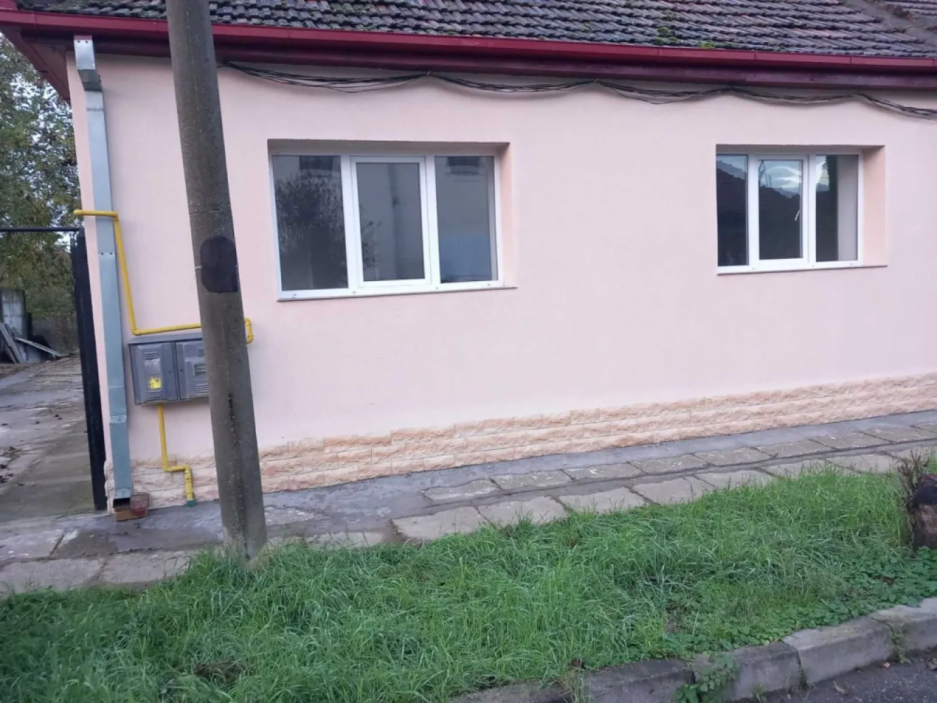 vand casa in cartierul titulescu - vand casa in cartierul titulescu zona buna si linistita ,finisata,avand suprafata de 145 mp,are teren de 600 mp Merita vazuta Mai multe detalii la telefon 07******09