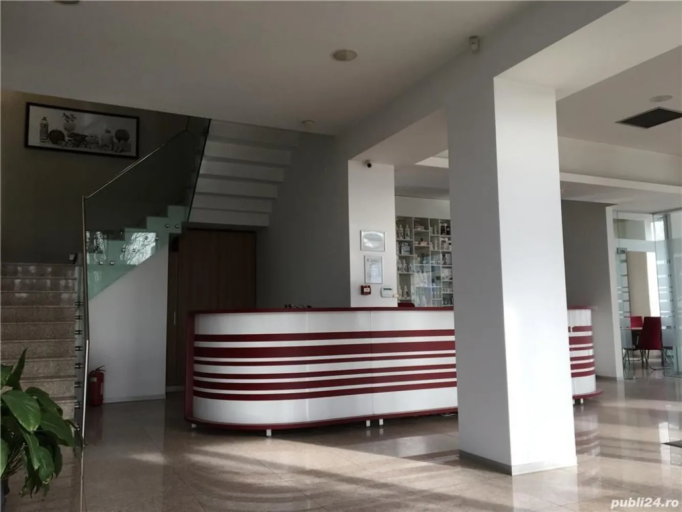 Spatiu comercial Birouri Depozit,1532 mp utili, aut. ISU, 2001 mp teren, aprop. metrou, proprietar - Vânzare imobil birouri clasa A + depozit, cu deschidere directă la Bulevardul Metalurgiei, compus din două corpuri care comunică între ele. Clădirea este proiectata si construita ca sediu pentru o firmă de vânzări online, cu call-center, sală de conferinte, săli pentru întâlniri cu clientii, showroom si spatiu pentru depozitarea produselor.
- corpul A: birouri showroom spatiu comercial P+2, 928 mp utili
- corpul B: depozit spatiu comercial, 604 mp utili, 9 m inaltime. Poate fi usor transformat in birouri.
Parterul (A+B) are o suprafata utila totala de 902 mp, etajul 1 din corpul A are o suprafata utila de 305 mp, iar etajul 2 din corpul A are o suprafata utila de 325 mp.
Imobilul este într-o stare impecabilă, construit în conformitate cu toate standardele, aproape de metrou (maxim 7 min de mers pe jos), are toate avizele (inclusiv ISU), post trafo propriu, răcire prin chiller si încălzire prin centrală termică (costuri foarte mici cu utilitatile), sală de conferinte cu 80 locuri si dotari audio-video profesionale, internet prin fibră optică, centrală telefonică cu call center, alarme de incendiu si antiefractie cu monitorizare, birouri mobilate modern, placări cu piatră naturală si lemn, mai multe grupuri sanitare (inclusiv pentru persoanele cu dizabilităti), depozit cu toate facilitătile (podea cu răsină epoxidică, trape de fum automate, sistem de încălzire cu ventiloconvectoare, etc.), care se poate transforma foarte usor în spatiu pentru birouri sau spatiu comercial, acces TIR, parcare pentru circa 20 autoturisme, teren 2001 mp (cu deschidere 40 m la Bulevardul Metalurgiei).
Pret vânzare 2.400.000 EUR. Cladirea este inchiriata, deci poate fi de interes pentru potentialii investitori. Pentru detalii suplimentare sau planuri complete, vă rugăm să ne contactati telefonic.