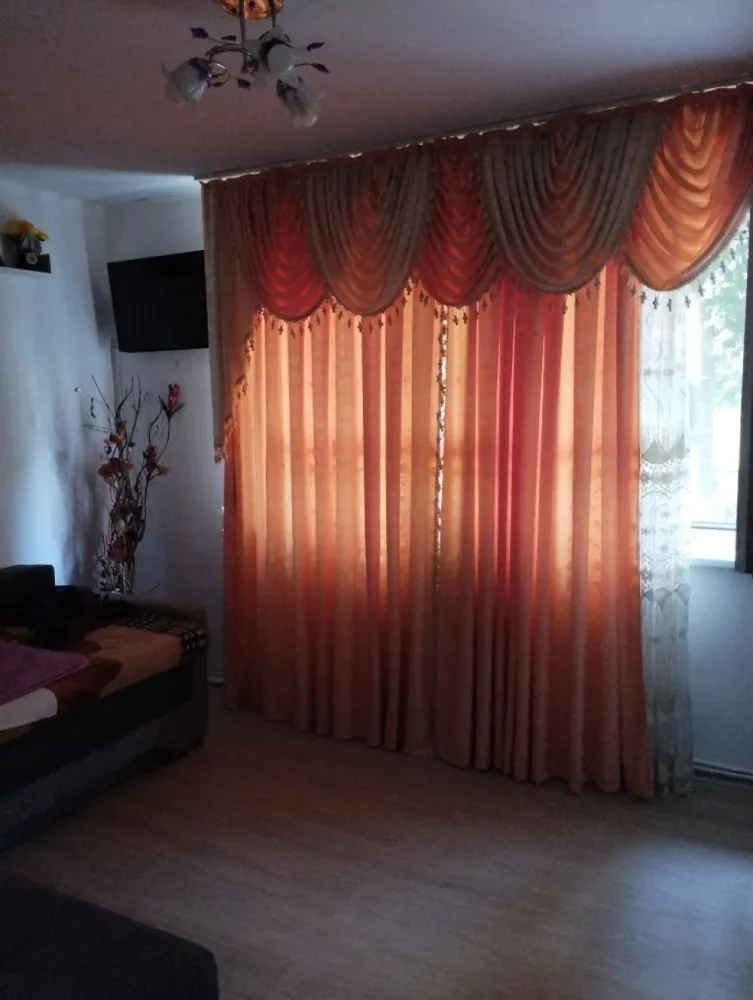 Vind apartament , - Vând ap 3 camere micro 16 str sanatatii linga CBA decomandat parter înalt mobilat in septembrie inst electrica noua ,1 baie,una modificată,bucătărie modificată,centrala noua în garanție,termopane,etc posibilitate de a avea 2 beciuri uscate betonate,bloc din cărămidă,uscător de haine la toate geamurile. Nr telf 07******08.ap se vinde mobilat.negociabil ,se poate și la schimb cu 2 cam plus diferența.. la schimb micro 16 ,Carpați 2.parter.