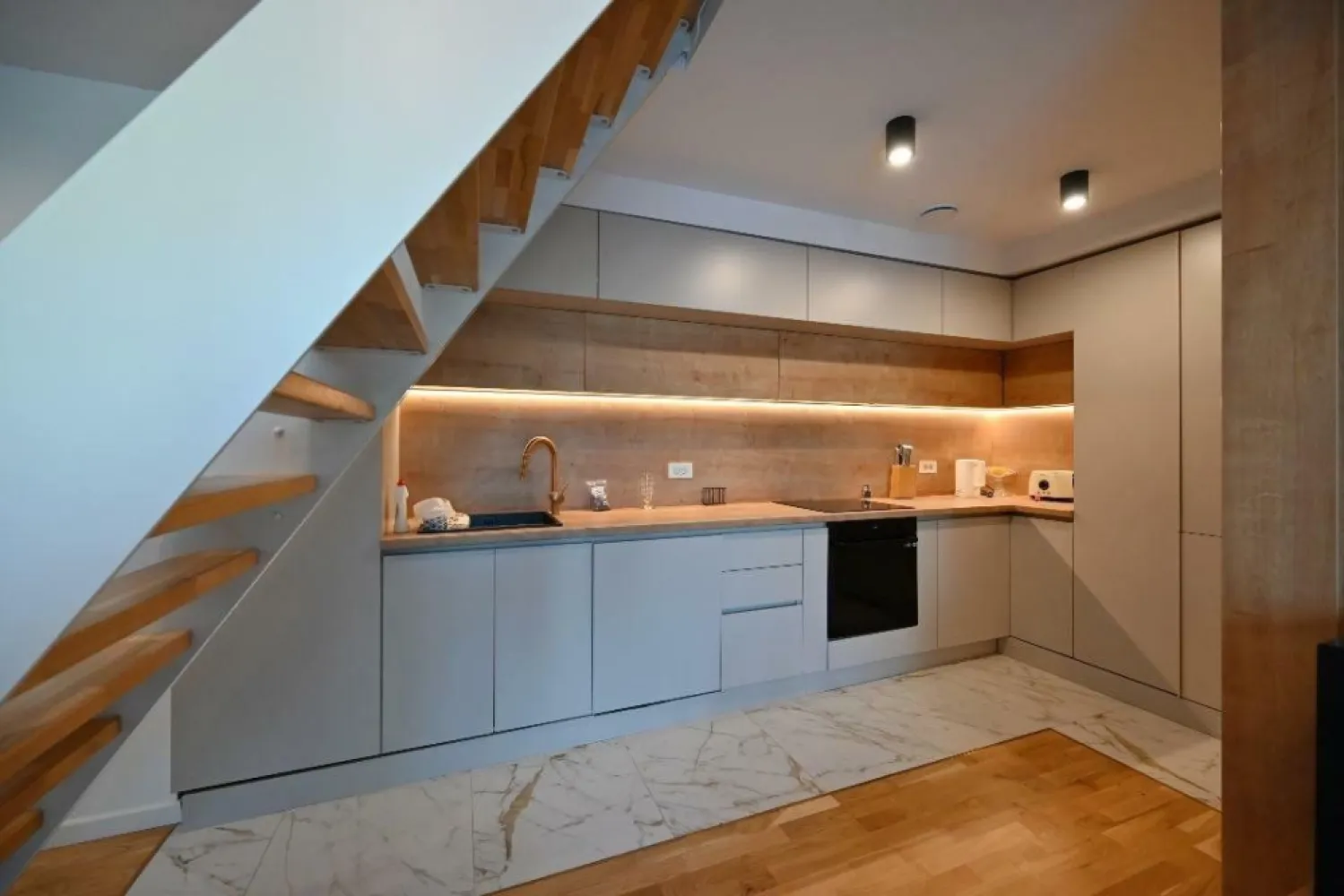 Direct Proprietar | Loft 2 nivele zona Tineretului/Unirii - Persoana privata vand apartament pe 2 nivele in zona Piata Budapesta, la 14 minute de mers pe jos fata de unirii si 8 fata de parcul Tineretului.
Suprafata: 83 de mp +5mp debaraua (88 mp utili) + 6mp terasa (utili). total 94mp.

Finisaje: 
parchet triplu stratificat, gresie Marazzi Italia, acces cu liftul(exista restrictie pe lift), 2 aere condiţionate, apartament stil loft cu spaţiu liber peste living - aprox 5mp înălţimea liberă. 

Apartamentul este dotat cu sistem de ventilaţie cu recuperare de căldură centralizat marca Zehnder (lider de piaţă). sistemul acoperă tot apartamentul. 
In fiecare camera exista cel putin o gura de ventilatie care aduce aport de aer proaspat de afara. Aerul inainte de a fi bagat in camere este filtrat si adus la temperatura interiora. Eficienta deosebita in timpul iernii.

Finisajele sunt de cea mai buna calitate au fost alese impreuna cu arhitectul care s a ocupat de intreaga proiectare a apartamentului.
Apartamentul nu a fost facut pentru vanzare de aici si calitatea inalta a finisajelor.
Centrala terminca pe gaze - foarte economic pe timp de iarna - aprox 150 de lei/luna.

Compartimentare parter: hol acces (lift si usa intrare), baie, living cu bucătărie, zona dinning plus birou. 

Compartimentare etaj: 1 dormitor închis şi unul deschis peste living şi bucătărie, o baie mică şi debara.

Apartamentul este complet mobilat si utilat. Toate electrocasnicele sunt in garantie. 

Se ofera garantie 6 luni pentru finisaje din partea dezvoltatorului.
Clasa energetica A+++ , daca se cumpara prin credit se obtine discount de la banca 1 punct procentual.

blocul este pe strada cuza voda nr 96 foarte aproape de parcul Tineretului, este bloc de tip boutique recent finalizat.