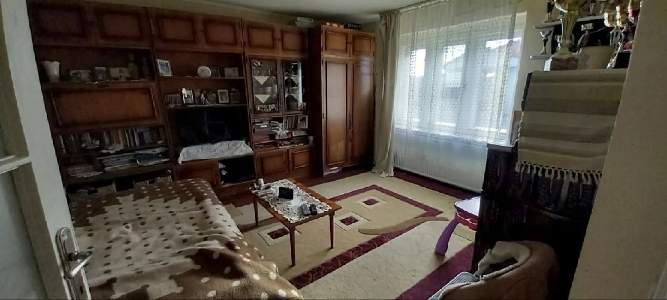 BRASADAS vinde casa in zona Titulescu / schimb apartament. - Agentia imobiliara BRASADAS vinde casa individuala cu 2 camere (25 mp + 20 mp) + bucătărie (15 mp) + baie (10 mp) + hol (mare) + curte proprie.
Teren, 288 mp – suficient cât să te simți bine, dar nu atât de mare încât să-ți petreci tot weekendul cu curățenia și grădinăritul.

Fără vecini gălăgioși, fără muzică tare până dimineață, fără certuri pentru parcare.

Doar tu + familia ta, într-o zonă liniștită și totuși aproape de centrul orașului.

Casa are nevoie de renovare, dar e o investiție bună, fiind relativ aproape de centru.

Se accepta schimb cu apartament.

www.brasadas.com.