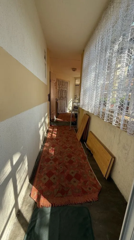 BRASADAS vinde casa in zona Titulescu / schimb apartament. - Agentia imobiliara BRASADAS vinde casa individuala cu 2 camere (25 mp + 20 mp) + bucătărie (15 mp) + baie (10 mp) + hol (mare) + curte proprie.
Teren, 288 mp – suficient cât să te simți bine, dar nu atât de mare încât să-ți petreci tot weekendul cu curățenia și grădinăritul.

Fără vecini gălăgioși, fără muzică tare până dimineață, fără certuri pentru parcare.

Doar tu + familia ta, într-o zonă liniștită și totuși aproape de centrul orașului.

Casa are nevoie de renovare, dar e o investiție bună, fiind relativ aproape de centru.

Se accepta schimb cu apartament.

www.brasadas.com.