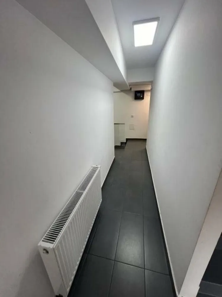 Spatiu Comercial STRADAL - Baba Novac - Clădire nouă cu funcţiune comercială disponibilă pentru închiriere, situată stradal, într-o zonă cu trafic intens â€“ Baba Novac.
Cu o structură S+P+E, clădirea oferă flexibilitate pentru diverse activităţi: medicale, comerciale, birouri, showroom, notariat, sau centre sportive. Datorită poziţionării stradale, beneficiază de vizibilitate excelentă şi acces facil pentru clienţi.
Clădirea dispune de 6 uşi cu acces direct din stradă, care pot fi utilizate individual pentru fiecare cameră sau spaţiu de recepţie, ori pot fi blocate, în funcţie de necesităţi. De asemenea, este prevăzut şi un acces suplimentar în partea din spate.
Imobil finalizat în 2020, dotat cu:
â€“ două centrale termice proprii
â€“ curent trifazic
â€“ utilităţi complete (apă curentă şi canalizare)
â€“ costuri reduse de întreţinere
În plus, clădirea are destinaţie comercială şi este prevăzută cu sistem de alarmă şi supraveghere video.

Pentru mai multe informatii, poze, vizionari, va rugam sa ne contactati telefonic pe WhatsApp.