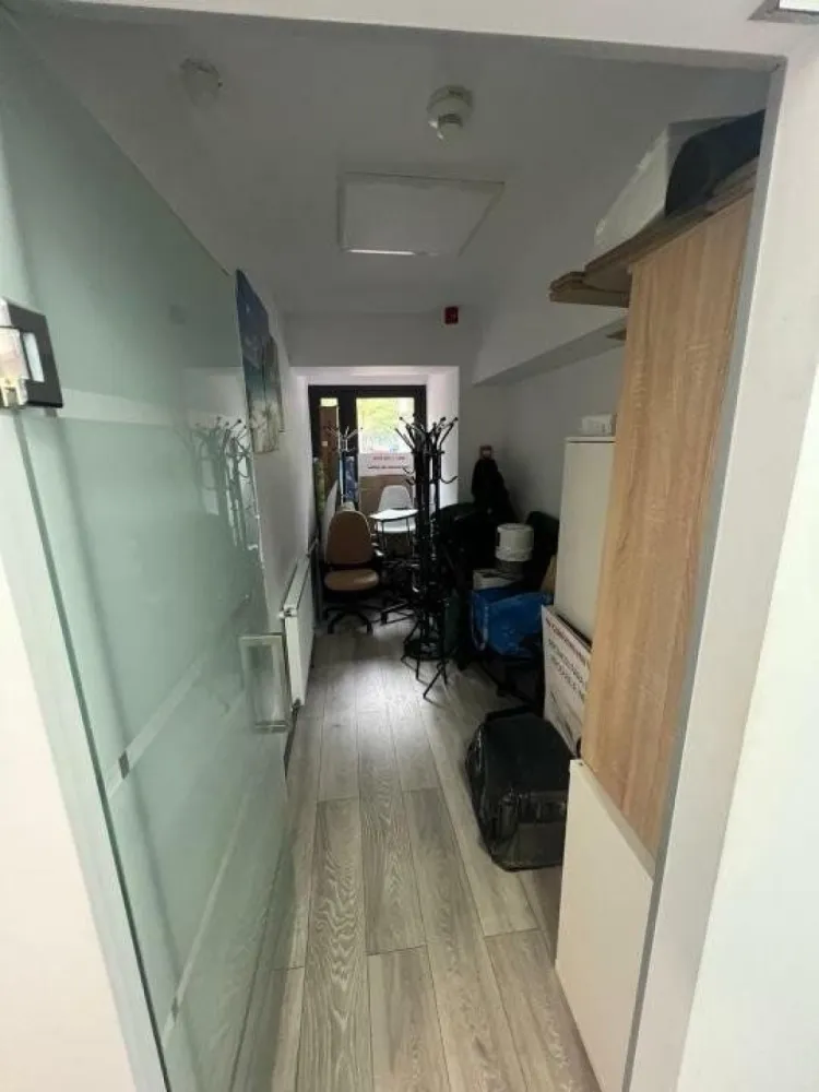 Spatiu Comercial STRADAL - Baba Novac - Clădire nouă cu funcţiune comercială disponibilă pentru închiriere, situată stradal, într-o zonă cu trafic intens â€“ Baba Novac.
Cu o structură S+P+E, clădirea oferă flexibilitate pentru diverse activităţi: medicale, comerciale, birouri, showroom, notariat, sau centre sportive. Datorită poziţionării stradale, beneficiază de vizibilitate excelentă şi acces facil pentru clienţi.
Clădirea dispune de 6 uşi cu acces direct din stradă, care pot fi utilizate individual pentru fiecare cameră sau spaţiu de recepţie, ori pot fi blocate, în funcţie de necesităţi. De asemenea, este prevăzut şi un acces suplimentar în partea din spate.
Imobil finalizat în 2020, dotat cu:
â€“ două centrale termice proprii
â€“ curent trifazic
â€“ utilităţi complete (apă curentă şi canalizare)
â€“ costuri reduse de întreţinere
În plus, clădirea are destinaţie comercială şi este prevăzută cu sistem de alarmă şi supraveghere video.

Pentru mai multe informatii, poze, vizionari, va rugam sa ne contactati telefonic pe WhatsApp.