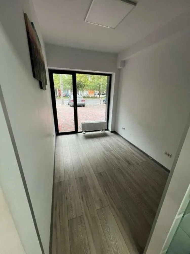 Spatiu Comercial STRADAL - Baba Novac - Clădire nouă cu funcţiune comercială disponibilă pentru închiriere, situată stradal, într-o zonă cu trafic intens â€“ Baba Novac.
Cu o structură S+P+E, clădirea oferă flexibilitate pentru diverse activităţi: medicale, comerciale, birouri, showroom, notariat, sau centre sportive. Datorită poziţionării stradale, beneficiază de vizibilitate excelentă şi acces facil pentru clienţi.
Clădirea dispune de 6 uşi cu acces direct din stradă, care pot fi utilizate individual pentru fiecare cameră sau spaţiu de recepţie, ori pot fi blocate, în funcţie de necesităţi. De asemenea, este prevăzut şi un acces suplimentar în partea din spate.
Imobil finalizat în 2020, dotat cu:
â€“ două centrale termice proprii
â€“ curent trifazic
â€“ utilităţi complete (apă curentă şi canalizare)
â€“ costuri reduse de întreţinere
În plus, clădirea are destinaţie comercială şi este prevăzută cu sistem de alarmă şi supraveghere video.

Pentru mai multe informatii, poze, vizionari, va rugam sa ne contactati telefonic pe WhatsApp.