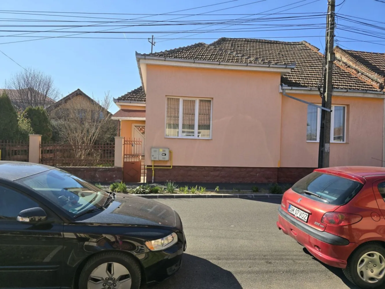 BRASADAS vinde casa 3 cam 120mp teren 7 ari zona Micro 17. - Agenția imobiliara BRASADAS vinde casa cu 3 camere cu suprafata utila de 120 mp. si teren aferent de 700mp. Bucatarie, baie si terasa in spate. 
Este situata in zona Micro 17 aproape de scoli, magazine cabinete medicale. 
Se poate face si intrare cu masina in curte fiind spatiu suficient. 
Este in stare foarte buna locuibila si mobilata. 
Pentru mai multe oferte accesați www.brasadas.com.