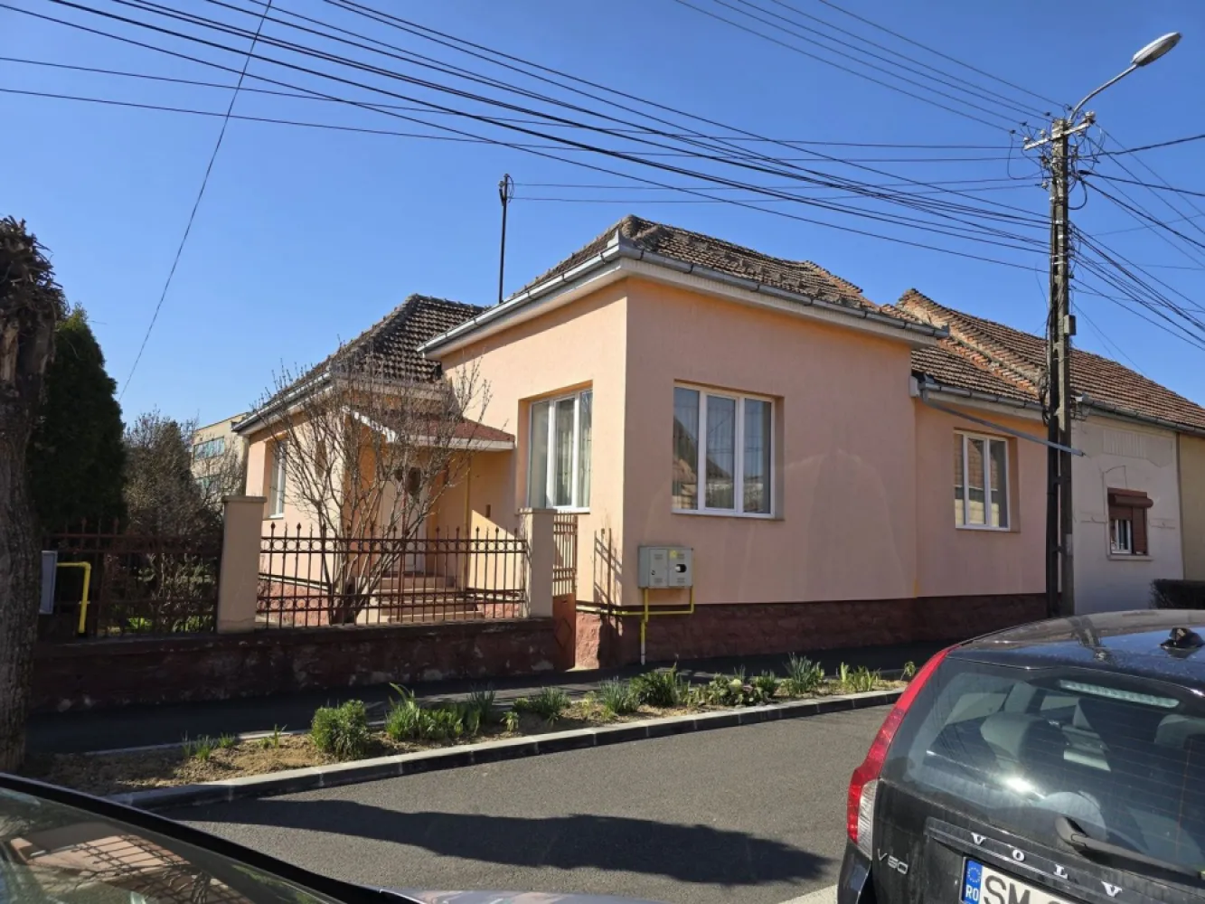 BRASADAS vinde casa 3 cam 120mp teren 7 ari zona Micro 17. - Agenția imobiliara BRASADAS vinde casa cu 3 camere cu suprafata utila de 120 mp. si teren aferent de 700mp. Bucatarie, baie si terasa in spate. 
Este situata in zona Micro 17 aproape de scoli, magazine cabinete medicale. 
Se poate face si intrare cu masina in curte fiind spatiu suficient. 
Este in stare foarte buna locuibila si mobilata. 
Pentru mai multe oferte accesați www.brasadas.com.