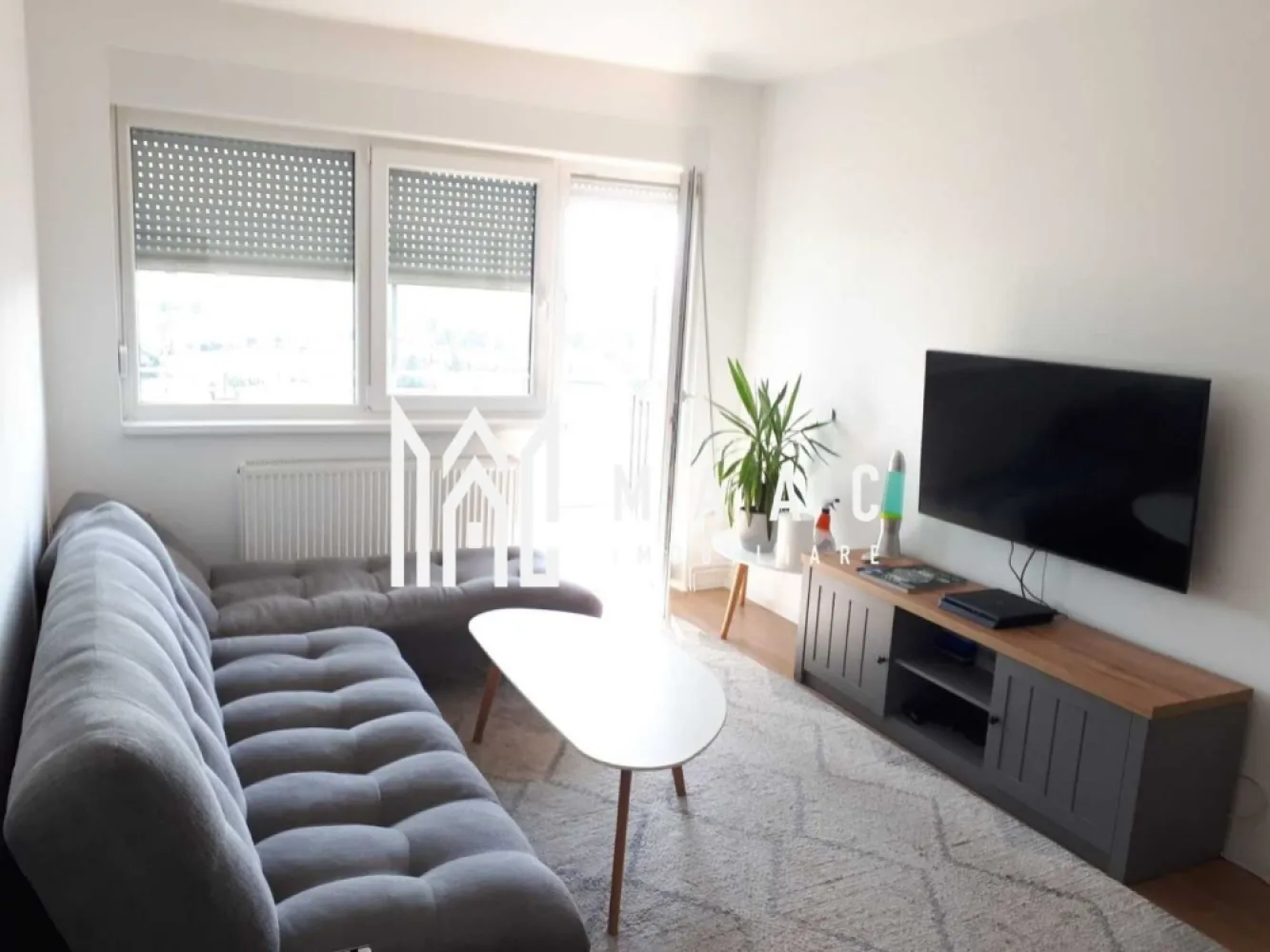 Apartament 2 camere | 47 MPU | Mihai Viteazu - Maac Imobiliare vă propune spre vânzare un apartament cu 2 camere, decomandat, situat în zona Bulevardul Mihai Viteazu, una dintre cele mai accesibile și căutate zone din Sibiu – cu acces imediat la toate facilitățile urbane. Etaj: 10 din 10 Suprafață utilă: 47 mp Balcon: 7 mp – finisat Boxă la subsol inclusă – ideală pentru depozitare suplimentară Compartimentare: Living luminos Dormitor spațios Bucătărie separată – mobilată și utilată Baie cu fereastră naturală Hol generos Debara practică Balcon cu acces din living Renovări recente (2022): Instalație electrică complet înlocuită Uși interioare Porta Doors Pentru mai multe detalii și pentru programarea unei vizionări, vă rugăm să specificați ID-ul anunțului: CP2558697 }}