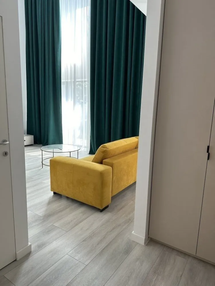 Cloud9 Resid. | Duplex & Gradina Privata | 2 Bai | Parcare. - Agenția imobiliara BRASADAS propune spre prima inchiriere un duplex cu gradina privata situat la parter-mezanin in complexul rezidential Cloud9 Residence, finalizat in anul 2020. Duplexul, cu o suprafata construita de 110 mp si gradina privata de 50 mp, este compartimentat pe doua planuri: parter (hol, bucatarie deschisa, zona de living, zona de dining, grup sanitar si 2 terase) si mezanin (hol, dormitor si baie). Duplexul dispune de aparate de aer conditionat in fiecare camera, sistem smart home climatizare, incalzire in pardoseala pe parter si radiatoare de tip panou la mezanin. Se inchiriaza mobilat si utilat. Pretul este 1200 euro lunar, o luna chirie + 3 luni garantie cu un loc de parcare subteran chiar langa accesul la lift inclus.