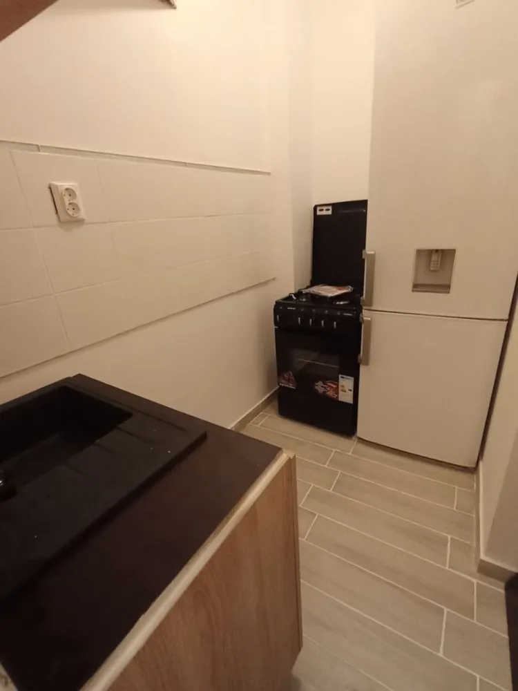 Apartament de închiriat - Apartament de închiriat , renovat recent , absolut toată mobila este noua , 2 camere , bucătărie , mașină de spălat , baie , utilat , internet , tv , TOT CE SE VEDE IN POZE ESTE ABSOLUT NOU . Facturile incluse în prețul de chirie 2500 lei . Apartamentul este situat la doar 2 minute de statia de metrou Basarab , autobuz , tramvai . Sunt scoli în apropiere, magazin non stop , Carrefour, Kaufland .