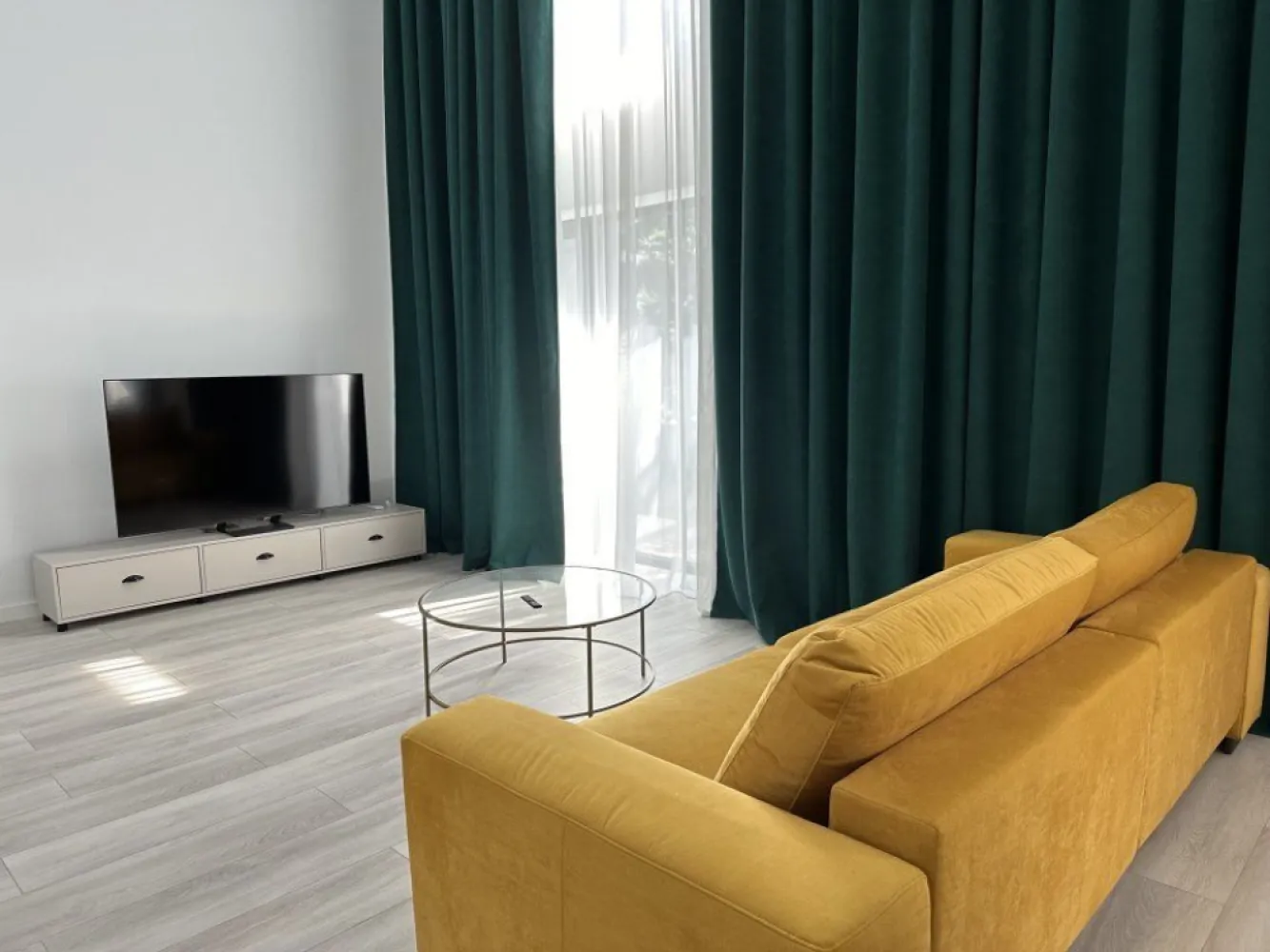 Cloud9 Resid. | Duplex & Gradina Privata | 2 Bai | Parcare. - Agenția imobiliara BRASADAS propune spre prima inchiriere un duplex cu gradina privata situat la parter-mezanin in complexul rezidential Cloud9 Residence, finalizat in anul 2020. Duplexul, cu o suprafata construita de 110 mp si gradina privata de 50 mp, este compartimentat pe doua planuri: parter (hol, bucatarie deschisa, zona de living, zona de dining, grup sanitar si 2 terase) si mezanin (hol, dormitor si baie). Duplexul dispune de aparate de aer conditionat in fiecare camera, sistem smart home climatizare, incalzire in pardoseala pe parter si radiatoare de tip panou la mezanin. Se inchiriaza mobilat si utilat. Pretul este 1200 euro lunar, o luna chirie + 3 luni garantie cu un loc de parcare subteran chiar langa accesul la lift inclus.