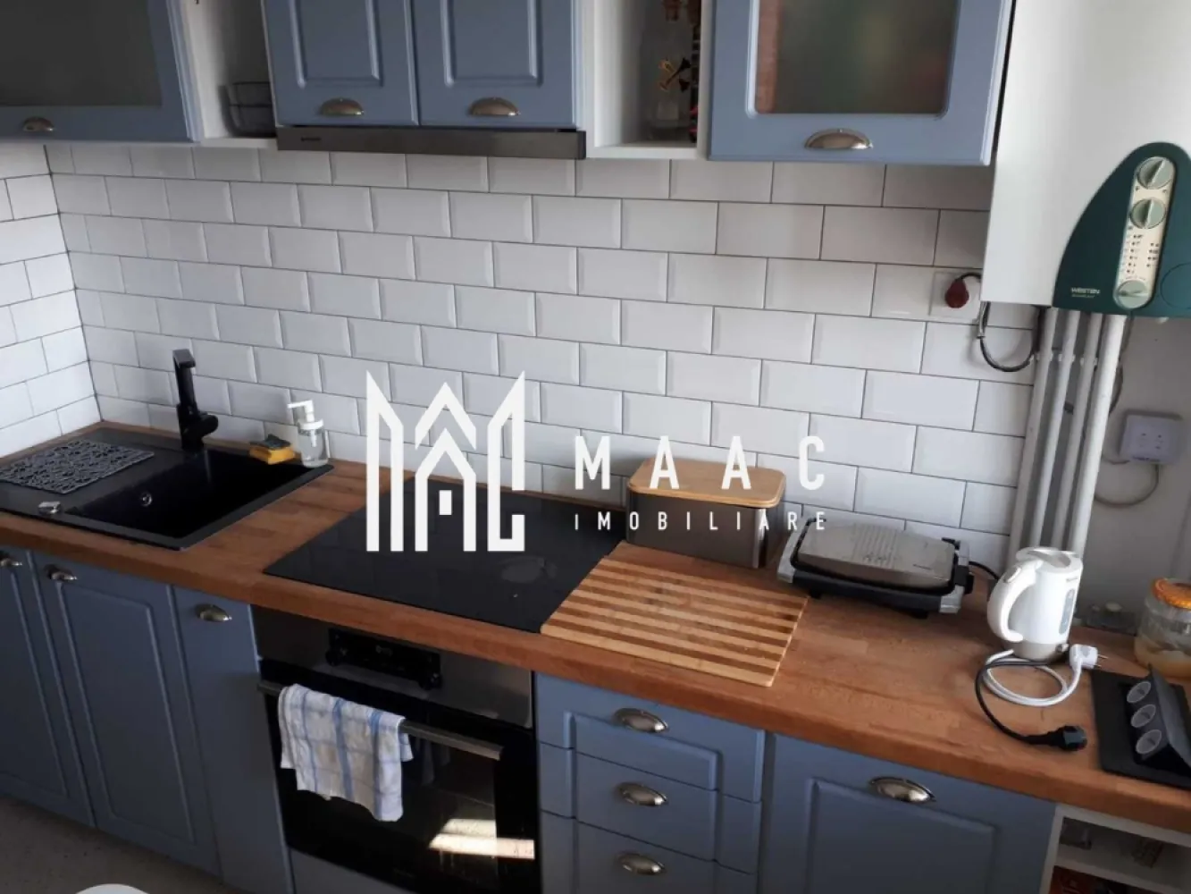 Apartament 2 camere | 47 MPU | Mihai Viteazu - Maac Imobiliare vă propune spre vânzare un apartament cu 2 camere, decomandat, situat în zona Bulevardul Mihai Viteazu, una dintre cele mai accesibile și căutate zone din Sibiu – cu acces imediat la toate facilitățile urbane. Etaj: 10 din 10 Suprafață utilă: 47 mp Balcon: 7 mp – finisat Boxă la subsol inclusă – ideală pentru depozitare suplimentară Compartimentare: Living luminos Dormitor spațios Bucătărie separată – mobilată și utilată Baie cu fereastră naturală Hol generos Debara practică Balcon cu acces din living Renovări recente (2022): Instalație electrică complet înlocuită Uși interioare Porta Doors Pentru mai multe detalii și pentru programarea unei vizionări, vă rugăm să specificați ID-ul anunțului: CP2558697 }}