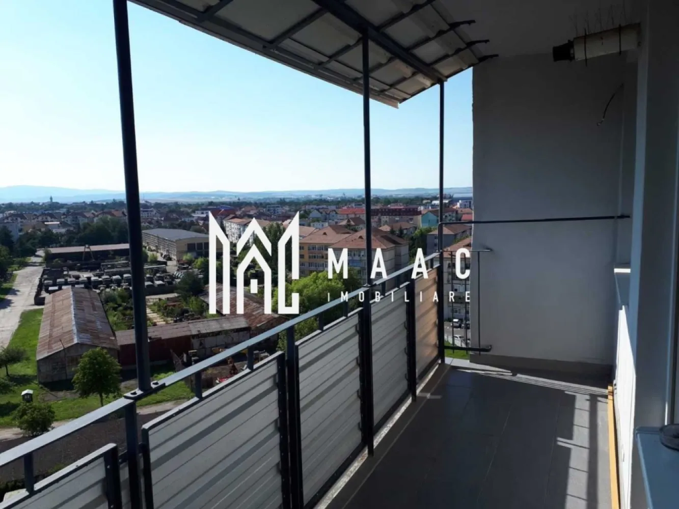 Apartament 2 camere | 47 MPU | Mihai Viteazu - Maac Imobiliare vă propune spre vânzare un apartament cu 2 camere, decomandat, situat în zona Bulevardul Mihai Viteazu, una dintre cele mai accesibile și căutate zone din Sibiu – cu acces imediat la toate facilitățile urbane. Etaj: 10 din 10 Suprafață utilă: 47 mp Balcon: 7 mp – finisat Boxă la subsol inclusă – ideală pentru depozitare suplimentară Compartimentare: Living luminos Dormitor spațios Bucătărie separată – mobilată și utilată Baie cu fereastră naturală Hol generos Debara practică Balcon cu acces din living Renovări recente (2022): Instalație electrică complet înlocuită Uși interioare Porta Doors Pentru mai multe detalii și pentru programarea unei vizionări, vă rugăm să specificați ID-ul anunțului: CP2558697 }}