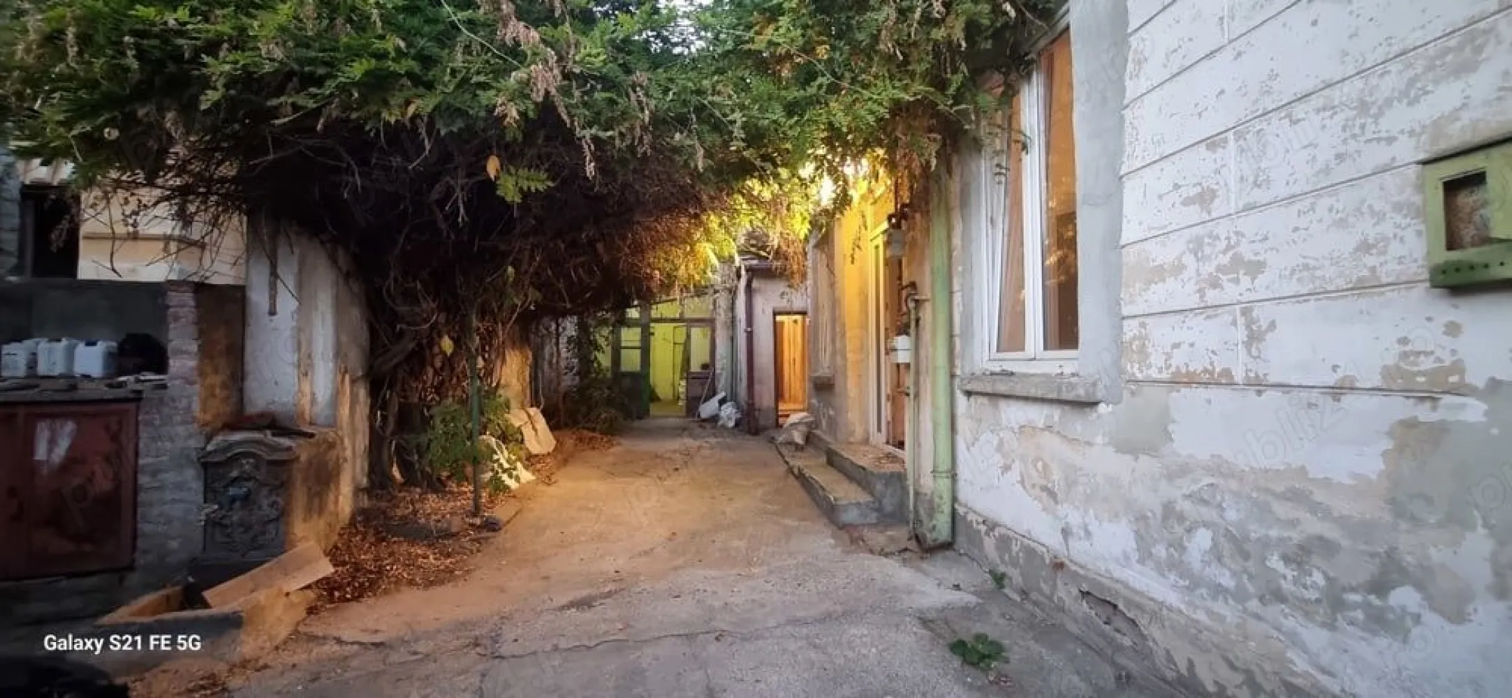 Ag. Brasadas vinde casa calea Călărașilor coposu - Particular,vand urgent casa cu 2 apartamente(3 si 2 cam.),situata ultracentral,Coposu-Mantuleasa.Suprafata parter -105 mp,si 2 camere mari la etaj.
Garaj si magazie in curte,cca.30 mp,curte-semiamenajata,mare.
Casa are toate utilitatile,si necesita renovare,In curte se mai afla o familie,supercivilizata
sau schimb cu apartament zona unirii decebal octavian goga