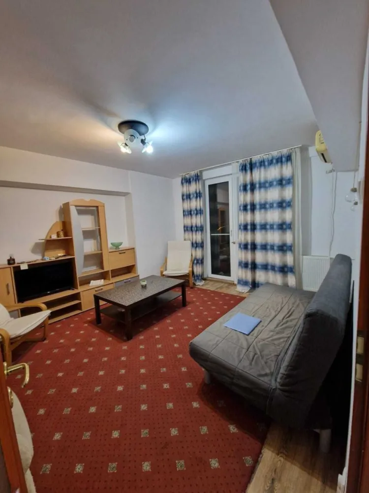 proprietar 2 camere decomandat Obor langa metrou - Apartamentul mare, de 67 metri, iti ofera o priveliste senzationala de la etajul 14/14, din cele doua balcoane aflate la bucatarie si sufragerie, iar de la dormitor poti vedea Bucurestiul vechi, pana la Casa Poporului. Blocul 60B este excelent pozitionat in intersectia de la Bucur Obor, metroul si tramvaiul sunt in fata blocului. La parter este un Mega Image si un Luca. Poti ajunge in apartament cu unul dintre cele doua lifturi (unul de marfa). Bucataria este utilata cu frigider, mobilier, masina de spalat rufe. Sufrageria este mobilata (are o canapea extensibila), aer conditionat, tv. Dormitorul este complet mobilat si are de asemenea aer conditionat. Baia are cada si boiler electric, pentru zilele in care se mai sparge o conducta magistrala in zona. Se inchiriaza pe termen lung.