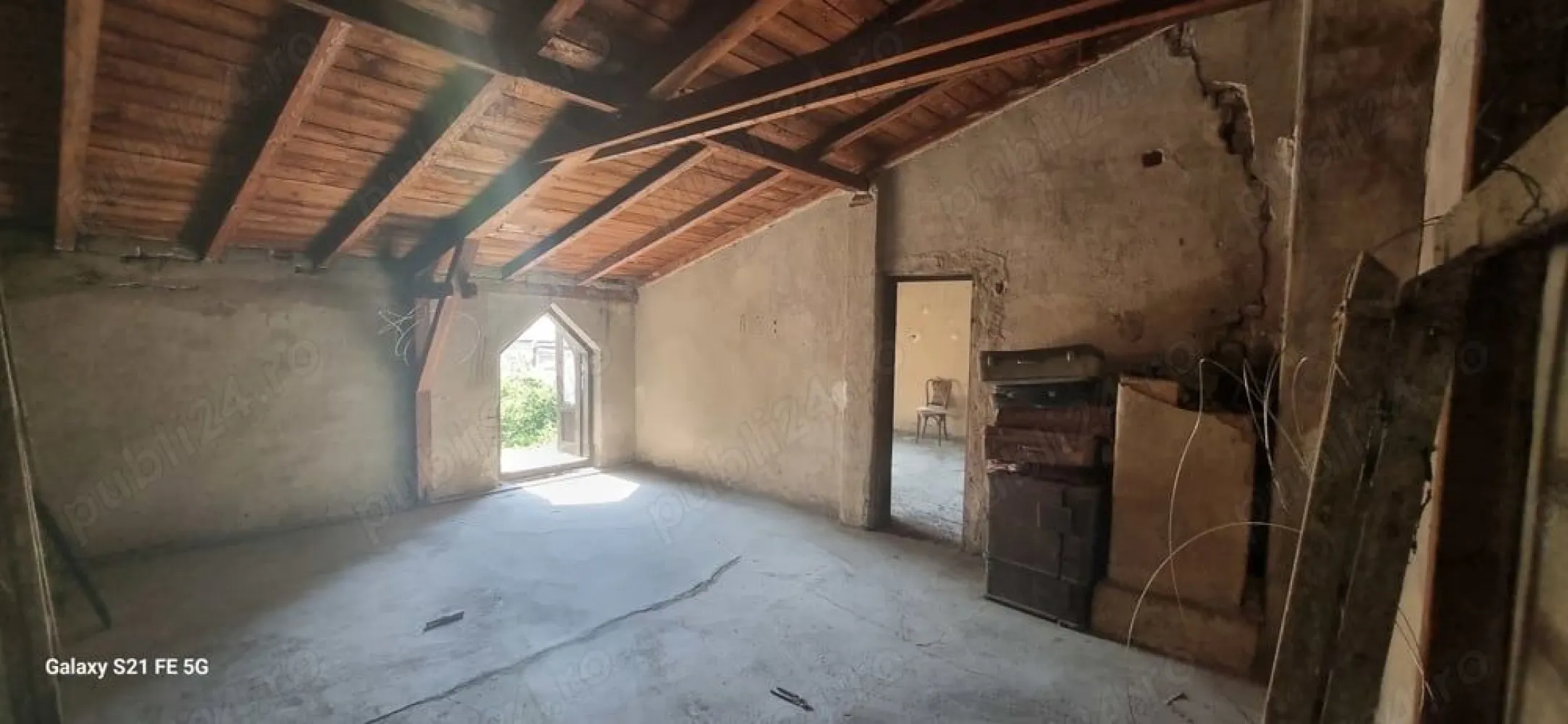 Ag. Brasadas vinde casa calea Călărașilor coposu - Particular,vand urgent casa cu 2 apartamente(3 si 2 cam.),situata ultracentral,Coposu-Mantuleasa.Suprafata parter -105 mp,si 2 camere mari la etaj.
Garaj si magazie in curte,cca.30 mp,curte-semiamenajata,mare.
Casa are toate utilitatile,si necesita renovare,In curte se mai afla o familie,supercivilizata
sau schimb cu apartament zona unirii decebal octavian goga