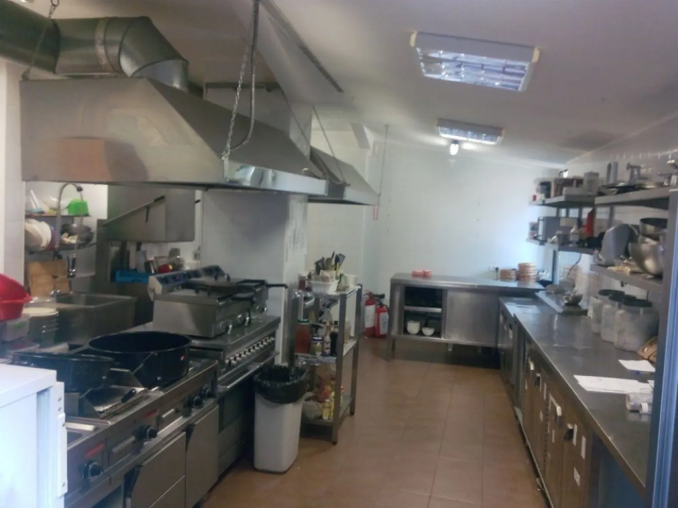 Spatiu pentru restaurant - intr-o cladire Apart-Hotel - Central + Parcare - Unic proprietar â€“ închiriem spaţiu pentru restaurant, la parter, într-o clădire nouă de tip Apart-Hotel!

Detalii financiare:
â€˘ Preţ lunar: 4.000 â‚Ź + TVA + utilităţi
â€˘ La semnarea contractului:
o 1 lună de chirie
o 2 luni de chirie drept garanţie
________________________________________

Suprafaţă disponibilă şi dotări:
Suprafaţe utile:
â€˘ Sală interioară: 115 mp
â€˘ Bucătărie: 39 mp
â€˘ Grupuri sanitare clienţi: 8.5 mp
â€˘ Vestiar staff bucătărie şi grup sanitar: 8.8 mp
â€˘ Spaţiu depozitare subsol: 12.5 mp
Zone exterioare:
â€˘ Terasă Nord: 47 mp
â€˘ Terasă Est: 23 mp
â€˘ Curte Est: 21 mp
Facilităţi suplimentare:
â€˘ Contorizare independentă pentru apă, gaze naturale şi electricitate (trifazat).
â€˘ Nu există impedimente pentru obţinerea autorizaţiei de funcţionare.
________________________________________

Detalii clădire:
â€˘ Capacitate cazară: 34 de apartamente în regim hotelier, cu suprafeţe utile între 40 şi 90 mp, putând acomoda până la 90 de oaspeţi simultan.
â€˘ Parcare: 33 locuri disponibile.
________________________________________
De ce acest spaţiu este ideal pentru afacerea dumneavoastră?
Situat la parterul unei clădiri moderne de tip Apart-Hotel, spaţiul beneficiază de o expunere excelentă şi de un flux constant de potenţiali clienţi din rândul oaspeţilor cazaţi şi al trecătorilor. Terasele generoase şi zona de curte privată oferă un spaţiu perfect pentru amenajări atrăgătoare, care să îmbie clienţii la relaxare.
Fotografiile din anunţ sunt menite să vă inspire şi să vă ajute să vă imaginaţi cum ar putea prinde viaţă afacerea dumneavoastră HoReCa în acest spaţiu de închiriat, special conceput pentru un restaurant de succes.
________________________________________

Program pentru vizionări:
â€˘ Luni â€“ Vineri: 12:00 â€“ 19:00
â€˘ Sâmbătă şi Duminică: 13:00 â€“ 17:00
Pentru programări: Contactaţi-ne telefonic sau prin WhatsApp pentru a stabili o vizionare.

Vă mulţumim şi vă aşteptăm cu drag!