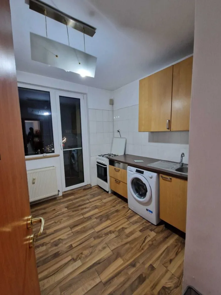 proprietar 2 camere decomandat Obor langa metrou - Apartamentul mare, de 67 metri, iti ofera o priveliste senzationala de la etajul 14/14, din cele doua balcoane aflate la bucatarie si sufragerie, iar de la dormitor poti vedea Bucurestiul vechi, pana la Casa Poporului. Blocul 60B este excelent pozitionat in intersectia de la Bucur Obor, metroul si tramvaiul sunt in fata blocului. La parter este un Mega Image si un Luca. Poti ajunge in apartament cu unul dintre cele doua lifturi (unul de marfa). Bucataria este utilata cu frigider, mobilier, masina de spalat rufe. Sufrageria este mobilata (are o canapea extensibila), aer conditionat, tv. Dormitorul este complet mobilat si are de asemenea aer conditionat. Baia are cada si boiler electric, pentru zilele in care se mai sparge o conducta magistrala in zona. Se inchiriaza pe termen lung.