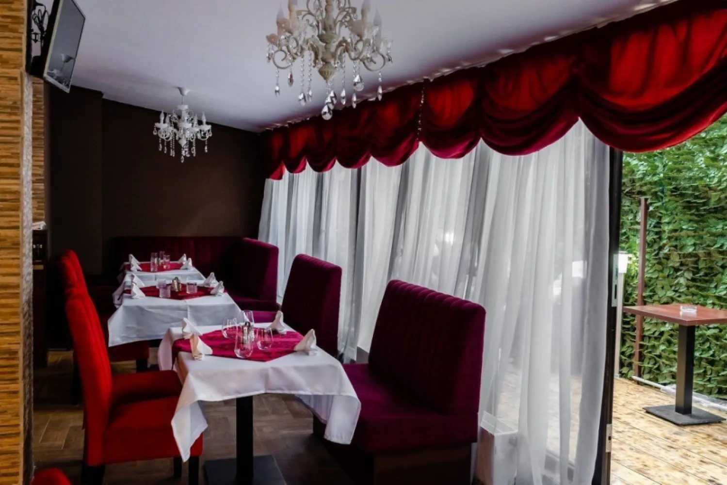 Spatiu pentru restaurant - intr-o cladire Apart-Hotel - Central + Parcare - Unic proprietar â€“ închiriem spaţiu pentru restaurant, la parter, într-o clădire nouă de tip Apart-Hotel!

Detalii financiare:
â€˘ Preţ lunar: 4.000 â‚Ź + TVA + utilităţi
â€˘ La semnarea contractului:
o 1 lună de chirie
o 2 luni de chirie drept garanţie
________________________________________

Suprafaţă disponibilă şi dotări:
Suprafaţe utile:
â€˘ Sală interioară: 115 mp
â€˘ Bucătărie: 39 mp
â€˘ Grupuri sanitare clienţi: 8.5 mp
â€˘ Vestiar staff bucătărie şi grup sanitar: 8.8 mp
â€˘ Spaţiu depozitare subsol: 12.5 mp
Zone exterioare:
â€˘ Terasă Nord: 47 mp
â€˘ Terasă Est: 23 mp
â€˘ Curte Est: 21 mp
Facilităţi suplimentare:
â€˘ Contorizare independentă pentru apă, gaze naturale şi electricitate (trifazat).
â€˘ Nu există impedimente pentru obţinerea autorizaţiei de funcţionare.
________________________________________

Detalii clădire:
â€˘ Capacitate cazară: 34 de apartamente în regim hotelier, cu suprafeţe utile între 40 şi 90 mp, putând acomoda până la 90 de oaspeţi simultan.
â€˘ Parcare: 33 locuri disponibile.
________________________________________
De ce acest spaţiu este ideal pentru afacerea dumneavoastră?
Situat la parterul unei clădiri moderne de tip Apart-Hotel, spaţiul beneficiază de o expunere excelentă şi de un flux constant de potenţiali clienţi din rândul oaspeţilor cazaţi şi al trecătorilor. Terasele generoase şi zona de curte privată oferă un spaţiu perfect pentru amenajări atrăgătoare, care să îmbie clienţii la relaxare.
Fotografiile din anunţ sunt menite să vă inspire şi să vă ajute să vă imaginaţi cum ar putea prinde viaţă afacerea dumneavoastră HoReCa în acest spaţiu de închiriat, special conceput pentru un restaurant de succes.
________________________________________

Program pentru vizionări:
â€˘ Luni â€“ Vineri: 12:00 â€“ 19:00
â€˘ Sâmbătă şi Duminică: 13:00 â€“ 17:00
Pentru programări: Contactaţi-ne telefonic sau prin WhatsApp pentru a stabili o vizionare.

Vă mulţumim şi vă aşteptăm cu drag!