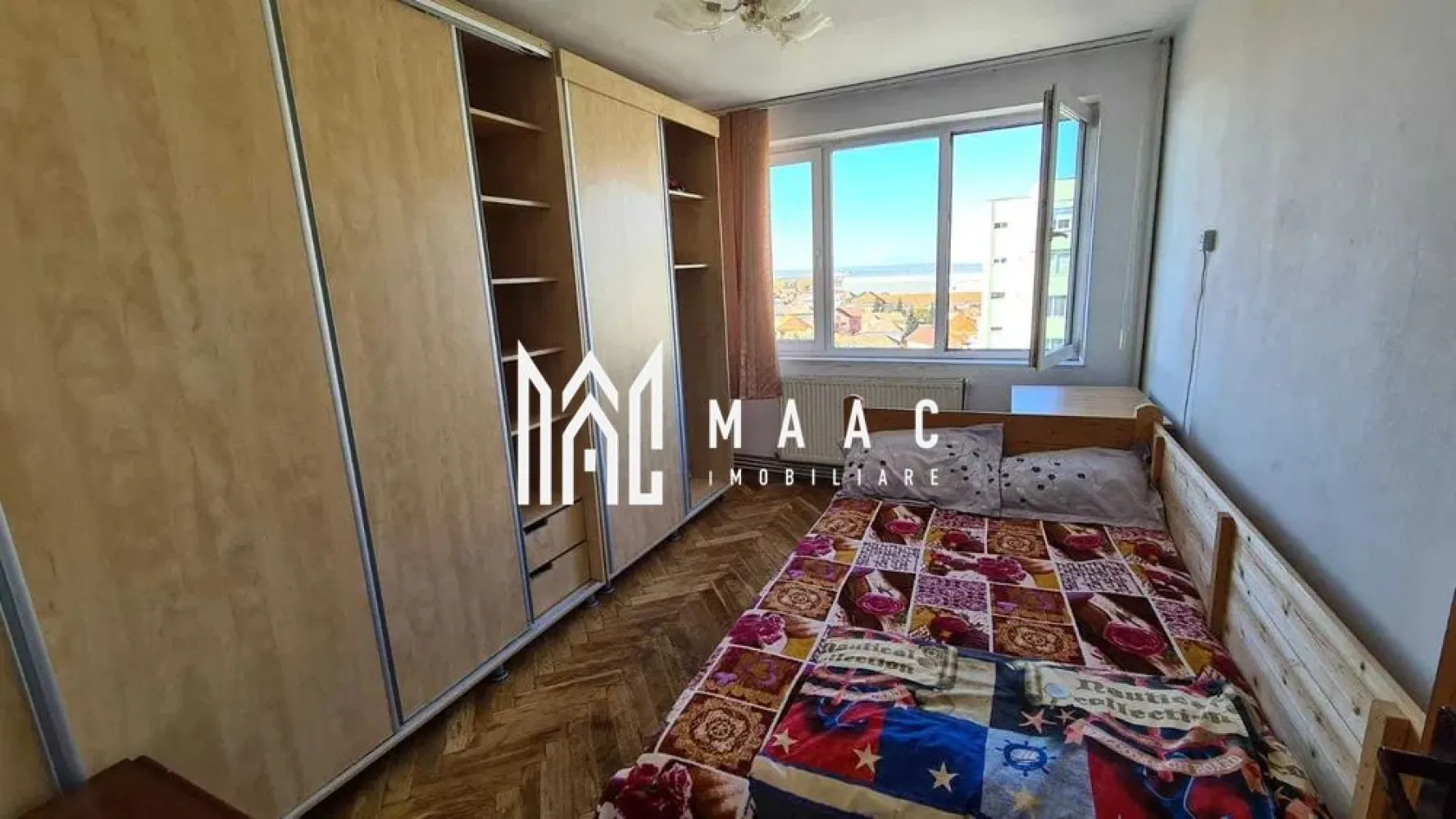 Apartament 2 camere I Etaj Intermediar I Mihai Viteazu - De vânzare apartament cu 2 camere, semidecomandat, situat la etajul 8 din 9 într-un bloc cu lift, în zona Mihai Viteazu, una dintre cele mai căutate și accesibile zone din Sibiu. Cu o suprafață utilă de 48 mp, locuința este ideală pentru locuit sau ca investiție, fiind disponibilă imediat. Compartimentarea oferă o bună separare între zona de zi și cea de noapte, iar poziția la etaj superior asigură o priveliște deschisă și lumină naturală pe tot parcursul zilei. Caracteristici principale: Suprafață utilă: 48 mp 2 camere Semidecomandat Etaj 8 din 9 Bloc cu lift Disponibil imediat Zonă: Mihai Viteazu Apartamentul beneficiază de acces facil la mijloace de transport în comun, supermarketuri, farmacii, bănci, școli și alte facilități urbane. Pentru mai multe informații sau pentru a programa o vizionare: ID: CP2558283 }}