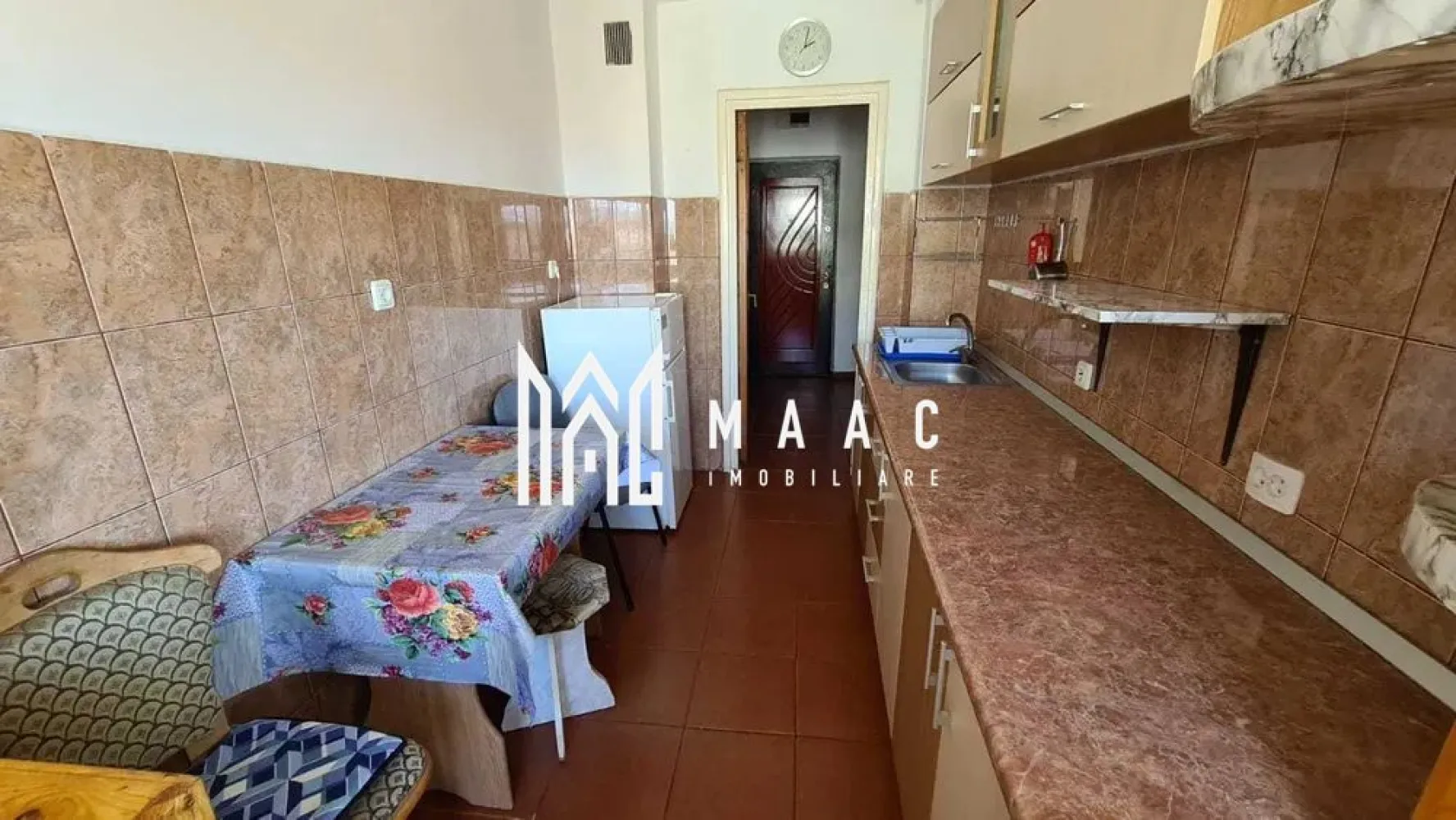 Apartament 2 camere I Etaj Intermediar I Mihai Viteazu - De vânzare apartament cu 2 camere, semidecomandat, situat la etajul 8 din 9 într-un bloc cu lift, în zona Mihai Viteazu, una dintre cele mai căutate și accesibile zone din Sibiu. Cu o suprafață utilă de 48 mp, locuința este ideală pentru locuit sau ca investiție, fiind disponibilă imediat. Compartimentarea oferă o bună separare între zona de zi și cea de noapte, iar poziția la etaj superior asigură o priveliște deschisă și lumină naturală pe tot parcursul zilei. Caracteristici principale: Suprafață utilă: 48 mp 2 camere Semidecomandat Etaj 8 din 9 Bloc cu lift Disponibil imediat Zonă: Mihai Viteazu Apartamentul beneficiază de acces facil la mijloace de transport în comun, supermarketuri, farmacii, bănci, școli și alte facilități urbane. Pentru mai multe informații sau pentru a programa o vizionare: ID: CP2558283 }}