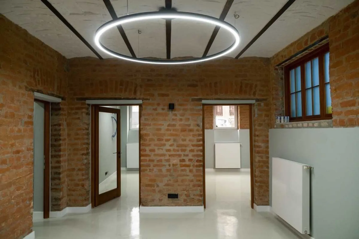 Ag BRASADAS închiriază ap 7 cam Armeneasca. - Agenția BRASADAS închiriază apartament cu 7 camere pentru birouri.

Apartament format din 7 camere, 2 toalete si multiple spatii de depozitare. Doua din camere se pot amenaja foarte usor in receptie si o bucatarie, in functie de necesitati.

Apartamentul este complet renovat si dispune de finisari de cea mai inalta calitate.

Spatiul se afla intr-o vila cu nivel de inaltime P+1. Vila are si o curte in suprafata de 100 mp ce se foloseste la comun.

Apartamentul are ca dotari retea de transmitere rapida a datelor, alarma cu senzori de miscare, sistem de supraveghere video, videointerfon si toate ferestrele au feronerie si sticla antiefractie.

Intrarea se face separat de celalalte nivele.

Imobilul apartine unui singur proprietar.

Pentru mai multe oferte accesați www.brasadas.com.