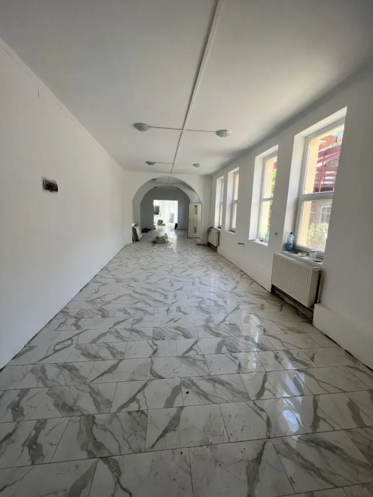 Rond Alba Iulia, Decebal, Bucuresti - spatiu 200 mp, exista si demisol caramida aerisit pretabil bar (separat 500 euro), de inchiriat pe strada cu Turqoise, Theodor Sperantia 73, deasemenea exista si o curte de 160 mp, se inchiriaza separat 500 euro. Pretabil azil, gradinita, market, cafenea, gelaterie, stand, up, showroom.