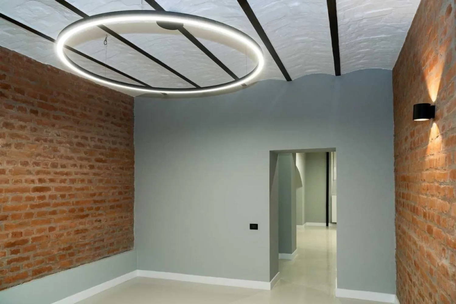 Ag BRASADAS închiriază ap 7 cam Armeneasca. - Agenția BRASADAS închiriază apartament cu 7 camere pentru birouri.

Apartament format din 7 camere, 2 toalete si multiple spatii de depozitare. Doua din camere se pot amenaja foarte usor in receptie si o bucatarie, in functie de necesitati.

Apartamentul este complet renovat si dispune de finisari de cea mai inalta calitate.

Spatiul se afla intr-o vila cu nivel de inaltime P+1. Vila are si o curte in suprafata de 100 mp ce se foloseste la comun.

Apartamentul are ca dotari retea de transmitere rapida a datelor, alarma cu senzori de miscare, sistem de supraveghere video, videointerfon si toate ferestrele au feronerie si sticla antiefractie.

Intrarea se face separat de celalalte nivele.

Imobilul apartine unui singur proprietar.

Pentru mai multe oferte accesați www.brasadas.com.