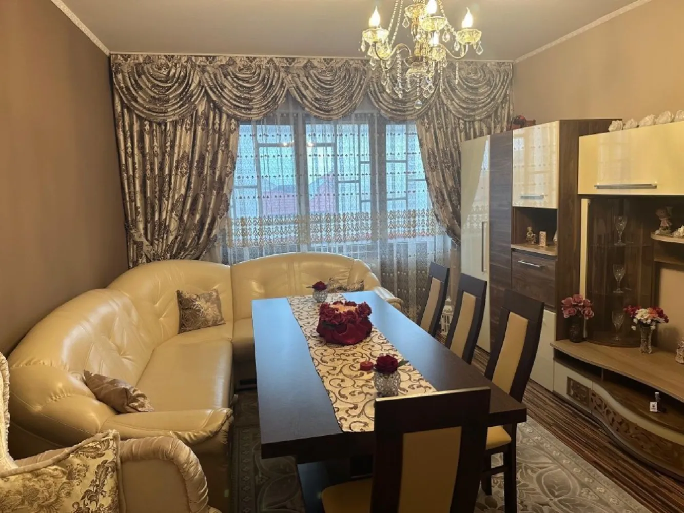 BRASADAS vinde ap 3 cam 108 mp. Ultracentral - Agentia imobiliara BRASADAS vinde apartament elegant cu 3 camere, complet mobilat si utilat, în zona ultracentrală din Satu Mare.
Caracteristici și dotări premium:
 • Suprafață generoasă: 121 mp total (108,5 mp utili), compartimentați inteligent pentru a-ți oferi confort și funcționalitate.
 • Spații multiple: 3 camere decomandate luminoase,un hol mare, o bucătărie complet utilată, 1 baie modernă, două balcoane ideale pentru relaxare și o cămară practică pentru depozitare.
 • Facilități suplimentare: Garaj propriu, două beciuri spațioase, pod,curte comună perfectă pentru socializare sau relaxare în aer liber.
 • Dotări moderne: Aer condiționat pentru confort pe tot parcursul anului, mobilier și electrocasnice noi, de calitate superioară, fără necesitatea de investiții suplimentare.

Beneficii ale locației:

Situat într-o zonă de top din Satu Mare, aproape de Piața Mare, grădinițe și școli, apartamentul oferă acces rapid la toate punctele de interes, păstrând totodată o atmosferă liniștită și relaxantă. 
Te vei bucura de liniștea unei zone rezidențiale bine cotate, dar cu avantajul unei locații centrale.

Www.brasadas.com.