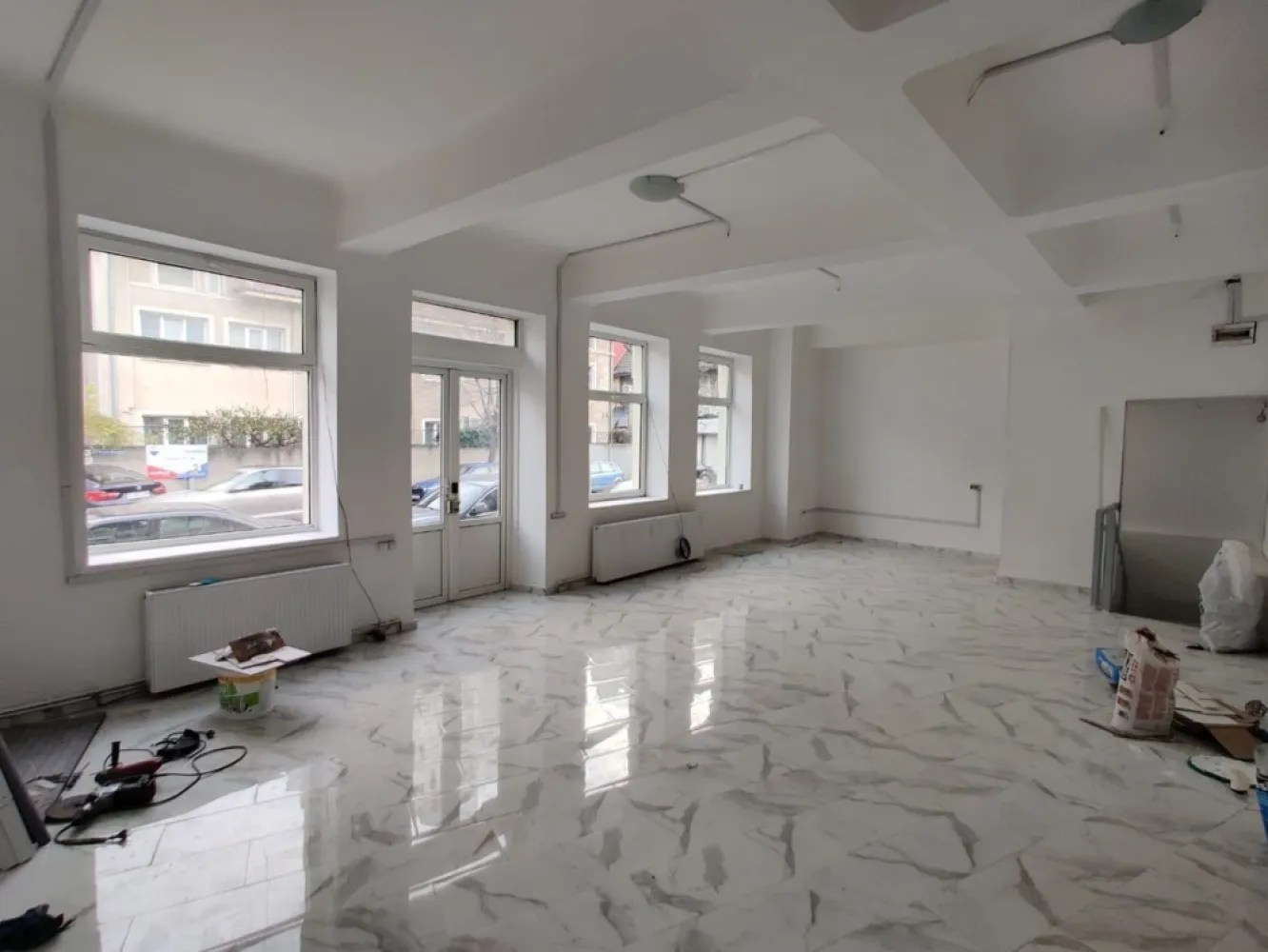 Rond Alba Iulia, Decebal, Bucuresti - spatiu 200 mp, exista si demisol caramida aerisit pretabil bar (separat 500 euro), de inchiriat pe strada cu Turqoise, Theodor Sperantia 73, deasemenea exista si o curte de 160 mp, se inchiriaza separat 500 euro. Pretabil azil, gradinita, market, cafenea, gelaterie, stand, up, showroom.