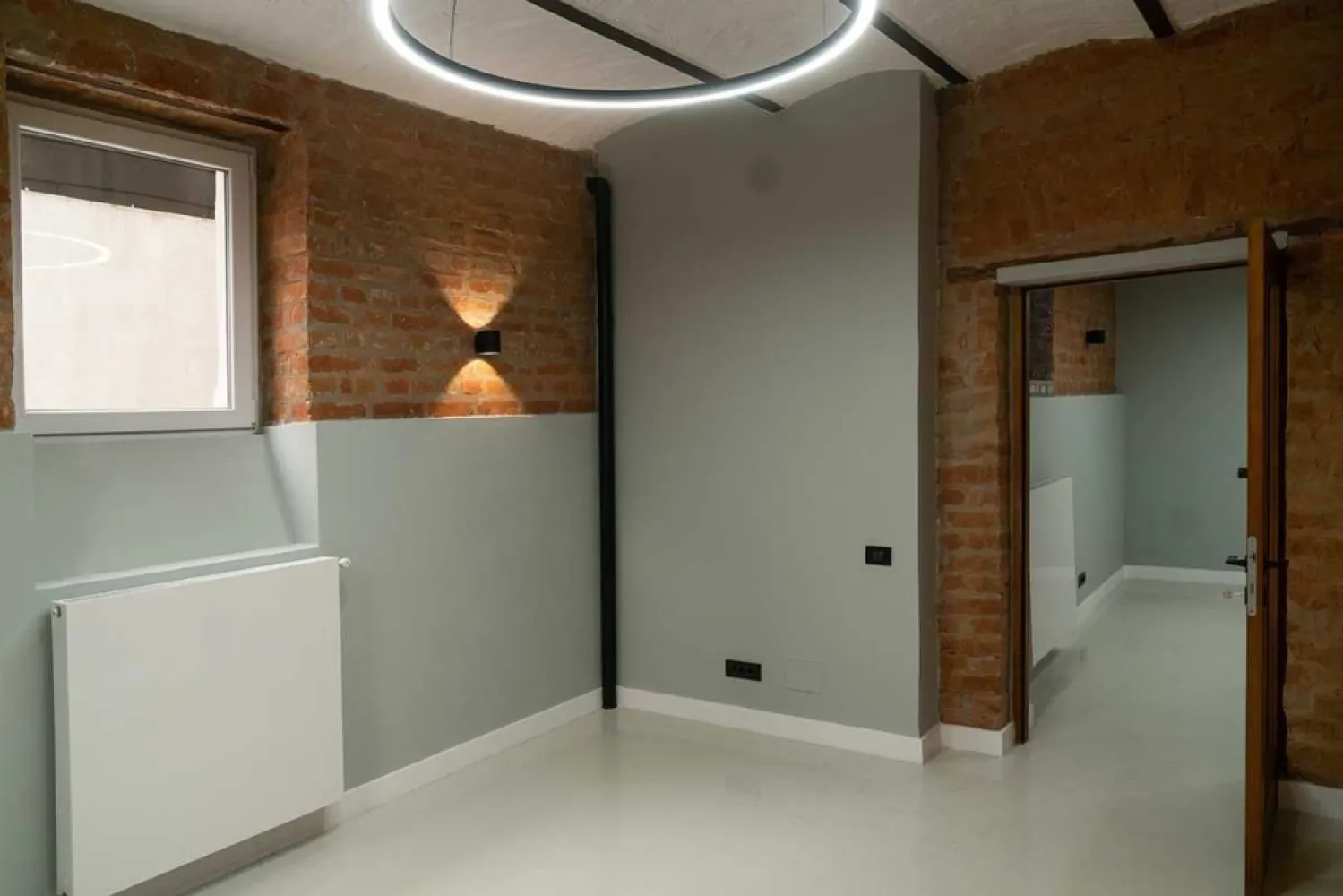 Ag BRASADAS închiriază ap 7 cam Armeneasca. - Agenția BRASADAS închiriază apartament cu 7 camere pentru birouri.

Apartament format din 7 camere, 2 toalete si multiple spatii de depozitare. Doua din camere se pot amenaja foarte usor in receptie si o bucatarie, in functie de necesitati.

Apartamentul este complet renovat si dispune de finisari de cea mai inalta calitate.

Spatiul se afla intr-o vila cu nivel de inaltime P+1. Vila are si o curte in suprafata de 100 mp ce se foloseste la comun.

Apartamentul are ca dotari retea de transmitere rapida a datelor, alarma cu senzori de miscare, sistem de supraveghere video, videointerfon si toate ferestrele au feronerie si sticla antiefractie.

Intrarea se face separat de celalalte nivele.

Imobilul apartine unui singur proprietar.

Pentru mai multe oferte accesați www.brasadas.com.