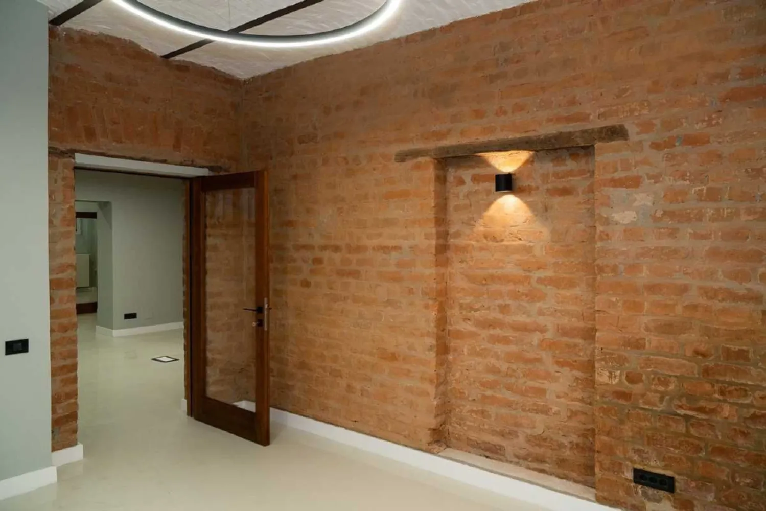 Ag BRASADAS închiriază ap 7 cam Armeneasca. - Agenția BRASADAS închiriază apartament cu 7 camere pentru birouri.

Apartament format din 7 camere, 2 toalete si multiple spatii de depozitare. Doua din camere se pot amenaja foarte usor in receptie si o bucatarie, in functie de necesitati.

Apartamentul este complet renovat si dispune de finisari de cea mai inalta calitate.

Spatiul se afla intr-o vila cu nivel de inaltime P+1. Vila are si o curte in suprafata de 100 mp ce se foloseste la comun.

Apartamentul are ca dotari retea de transmitere rapida a datelor, alarma cu senzori de miscare, sistem de supraveghere video, videointerfon si toate ferestrele au feronerie si sticla antiefractie.

Intrarea se face separat de celalalte nivele.

Imobilul apartine unui singur proprietar.

Pentru mai multe oferte accesați www.brasadas.com.