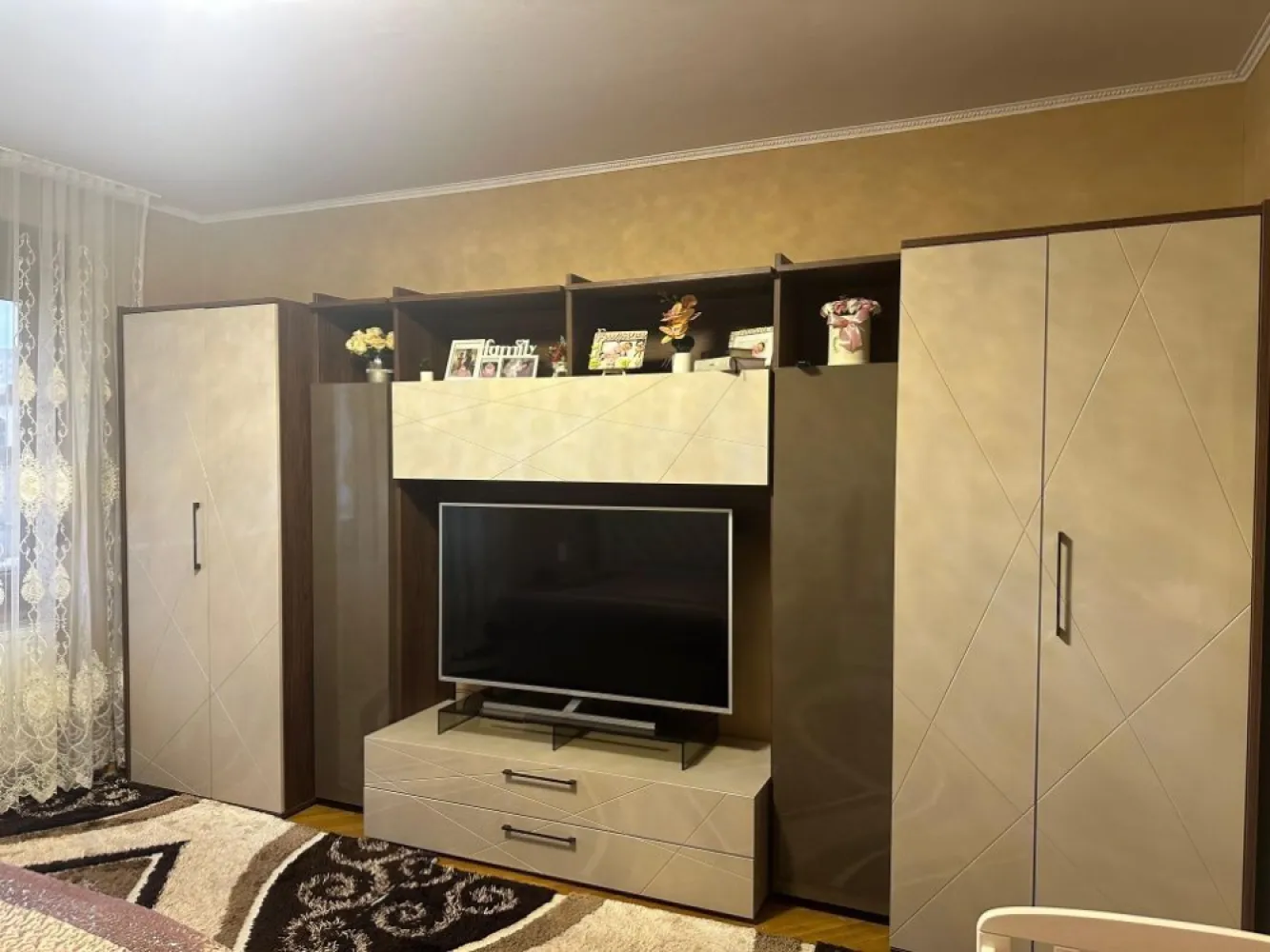 BRASADAS vinde ap 3 cam 108 mp. Ultracentral - Agentia imobiliara BRASADAS vinde apartament elegant cu 3 camere, complet mobilat si utilat, în zona ultracentrală din Satu Mare.
Caracteristici și dotări premium:
 • Suprafață generoasă: 121 mp total (108,5 mp utili), compartimentați inteligent pentru a-ți oferi confort și funcționalitate.
 • Spații multiple: 3 camere decomandate luminoase,un hol mare, o bucătărie complet utilată, 1 baie modernă, două balcoane ideale pentru relaxare și o cămară practică pentru depozitare.
 • Facilități suplimentare: Garaj propriu, două beciuri spațioase, pod,curte comună perfectă pentru socializare sau relaxare în aer liber.
 • Dotări moderne: Aer condiționat pentru confort pe tot parcursul anului, mobilier și electrocasnice noi, de calitate superioară, fără necesitatea de investiții suplimentare.

Beneficii ale locației:

Situat într-o zonă de top din Satu Mare, aproape de Piața Mare, grădinițe și școli, apartamentul oferă acces rapid la toate punctele de interes, păstrând totodată o atmosferă liniștită și relaxantă. 
Te vei bucura de liniștea unei zone rezidențiale bine cotate, dar cu avantajul unei locații centrale.

Www.brasadas.com.
