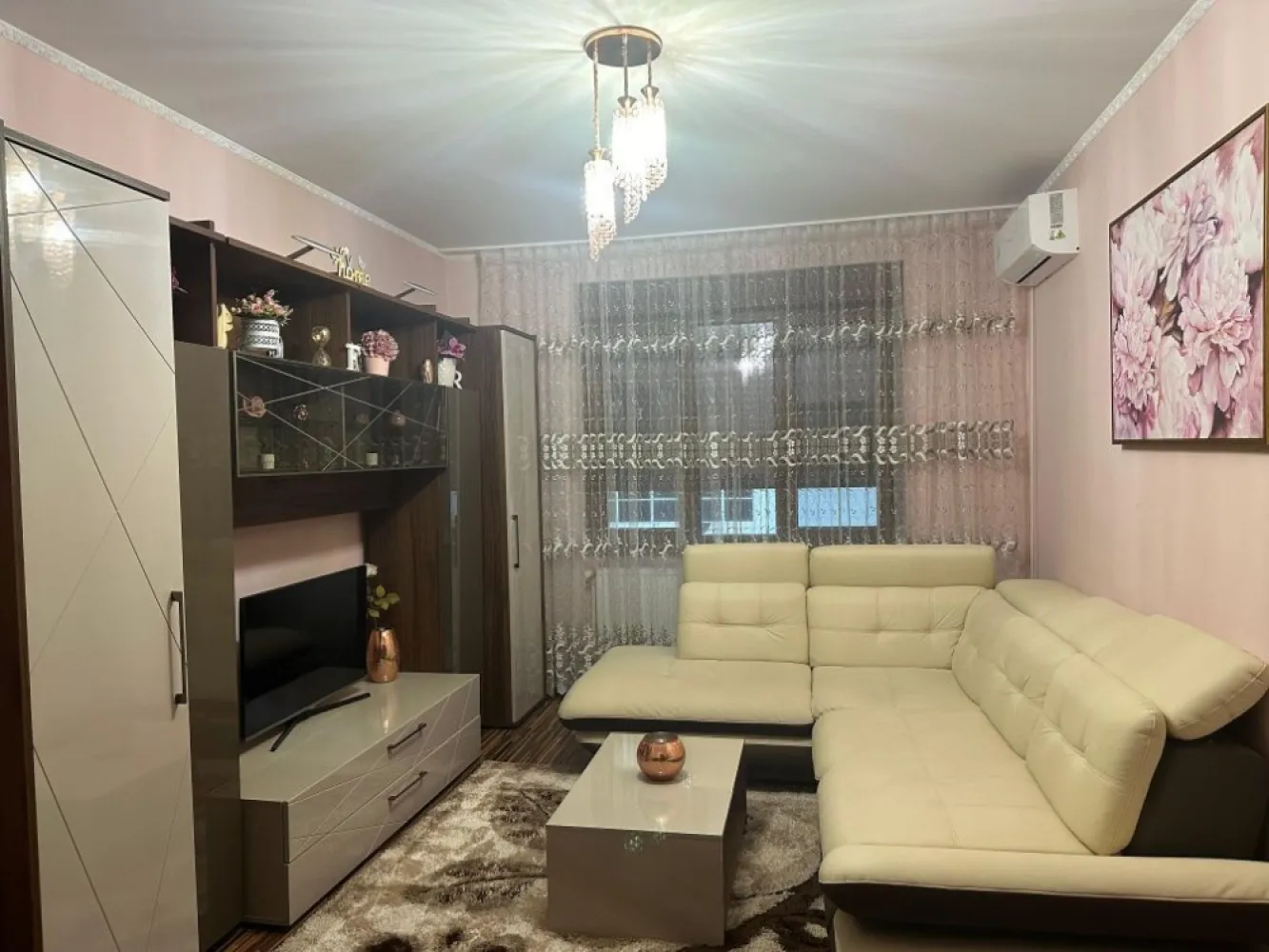 BRASADAS vinde ap 3 cam 108 mp. Ultracentral - Agentia imobiliara BRASADAS vinde apartament elegant cu 3 camere, complet mobilat si utilat, în zona ultracentrală din Satu Mare.
Caracteristici și dotări premium:
 • Suprafață generoasă: 121 mp total (108,5 mp utili), compartimentați inteligent pentru a-ți oferi confort și funcționalitate.
 • Spații multiple: 3 camere decomandate luminoase,un hol mare, o bucătărie complet utilată, 1 baie modernă, două balcoane ideale pentru relaxare și o cămară practică pentru depozitare.
 • Facilități suplimentare: Garaj propriu, două beciuri spațioase, pod,curte comună perfectă pentru socializare sau relaxare în aer liber.
 • Dotări moderne: Aer condiționat pentru confort pe tot parcursul anului, mobilier și electrocasnice noi, de calitate superioară, fără necesitatea de investiții suplimentare.

Beneficii ale locației:

Situat într-o zonă de top din Satu Mare, aproape de Piața Mare, grădinițe și școli, apartamentul oferă acces rapid la toate punctele de interes, păstrând totodată o atmosferă liniștită și relaxantă. 
Te vei bucura de liniștea unei zone rezidențiale bine cotate, dar cu avantajul unei locații centrale.

Www.brasadas.com.