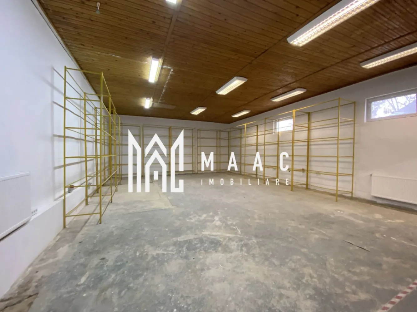 Spatiu Depozit | Parter | Renovat complet | 90 MPU | Cibin - MAAC Imobiliare va propune spre vanzare un spatiu pentru depozitare situat in zona Piata Cibin, Sibiu. Detalii tehnice și facilități: Suprafață utilă: 90 mp. Înălțime utilă: 4 metri, oferind spațiu suficient pentru stocare verticală. Deschidere la stradă: 4.5 metri liniari, vizibilitate bună și acces facil. Instalații: Renovare completă recentă, inclusiv instalațiile electrice și sanitare. Curent trifazic: Ideal pentru echipamente industriale sau comerciale. Încălzire: Centrală termică proprie și calorifere. Utilități: Grup sanitar. Curte proprie: Suprafață totală de 270 mp, ideală pentru acces auto sau pentru activități logistice. Avantaje suplimentare: Acces auto: Intrare directă din stradă, perfectă pentru livrări și transport. Structură: Situată la parterul unei clădiri cu două nivele. Pentru mai multe detalii precizati telefonic ca ati vazut anuntul cu ID: CP2558146 }}