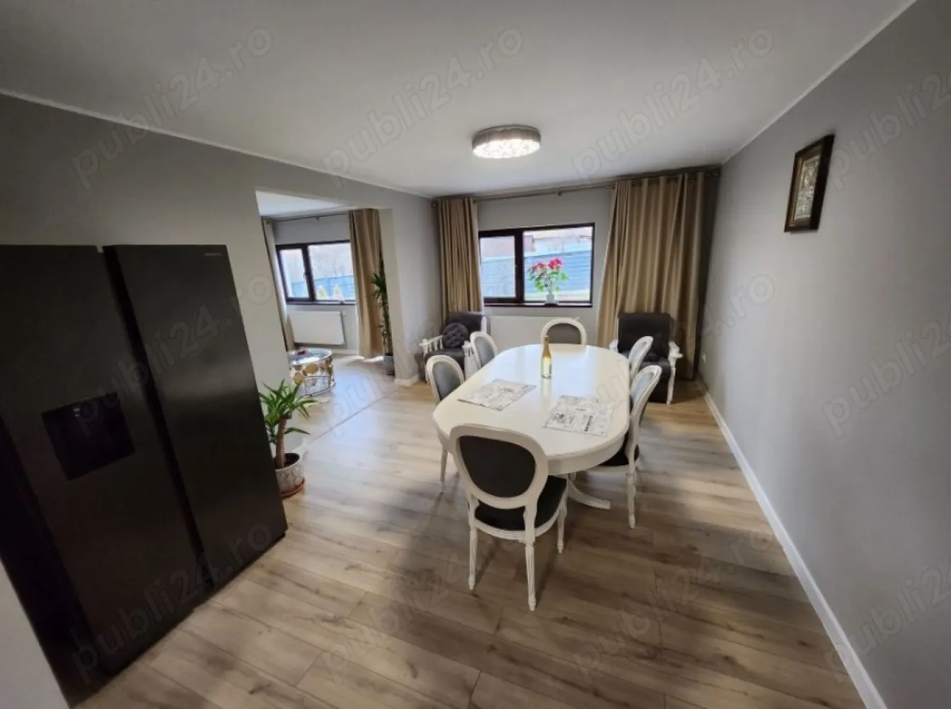 Vindem casă cu terasă lângă hanul Trei Sarmale - Casa are 90 de metri pătrați la sol și este compusă din parter, etaj și mansardă, în total 222 de metri pătrați. Imobilul poate fi folosit ca și locuință dar și sediu de firmă.
La mansardă, imobilul are o teresă frumoasă cu priveliște. Casa este prevăzută cu trei băi, câte una la fiecare nivel. La parter sunt livingul, și bucătăria, le etaj camera matrimonială, plus o altă cameră cât și dresingul. La mansardă mai sunt două camere.
Terenul pe care este amplasată casa măsoară 410 metri pătrați și este situat la stradă, la 1200 metri de Hanul Trei Sarmale, pe șoseaua Bârnova. De altfel, proprietatea se află pe teritoriul municipiului Iași. Casa este construită în anul 2011 pe fundație din beton armat, iar corpul este din cărămidă, fiind renovat în anul 2023.
De asemenea, acoperișul este realizat din țiglă metalică și tablă de tip Lindab.
Casa se vinde complet mobilată iar proprietarii au disponibile două locuri de parcare cu porți actionate cu telecomandă.
În curte este amenajat și un loc ingrădit, betonat, prevăzut cu scurgere, în eventualitatea în care aveți doriți căței.
Imobilul poate fi folosit și ca sediu de birouri.