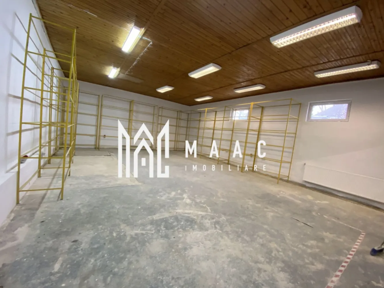 Spatiu Depozit | Parter | Renovat complet | 90 MPU | Cibin - MAAC Imobiliare va propune spre vanzare un spatiu pentru depozitare situat in zona Piata Cibin, Sibiu. Detalii tehnice și facilități: Suprafață utilă: 90 mp. Înălțime utilă: 4 metri, oferind spațiu suficient pentru stocare verticală. Deschidere la stradă: 4.5 metri liniari, vizibilitate bună și acces facil. Instalații: Renovare completă recentă, inclusiv instalațiile electrice și sanitare. Curent trifazic: Ideal pentru echipamente industriale sau comerciale. Încălzire: Centrală termică proprie și calorifere. Utilități: Grup sanitar. Curte proprie: Suprafață totală de 270 mp, ideală pentru acces auto sau pentru activități logistice. Avantaje suplimentare: Acces auto: Intrare directă din stradă, perfectă pentru livrări și transport. Structură: Situată la parterul unei clădiri cu două nivele. Pentru mai multe detalii precizati telefonic ca ati vazut anuntul cu ID: CP2558146 }}