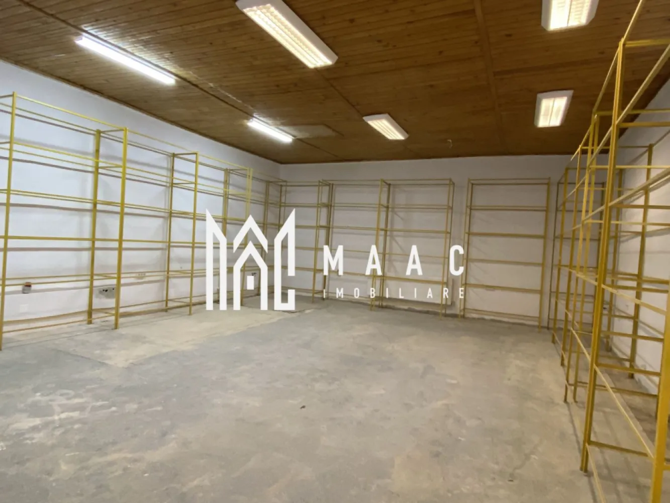 Spatiu Depozit | Parter | Renovat complet | 90 MPU | Cibin - MAAC Imobiliare va propune spre vanzare un spatiu pentru depozitare situat in zona Piata Cibin, Sibiu. Detalii tehnice și facilități: Suprafață utilă: 90 mp. Înălțime utilă: 4 metri, oferind spațiu suficient pentru stocare verticală. Deschidere la stradă: 4.5 metri liniari, vizibilitate bună și acces facil. Instalații: Renovare completă recentă, inclusiv instalațiile electrice și sanitare. Curent trifazic: Ideal pentru echipamente industriale sau comerciale. Încălzire: Centrală termică proprie și calorifere. Utilități: Grup sanitar. Curte proprie: Suprafață totală de 270 mp, ideală pentru acces auto sau pentru activități logistice. Avantaje suplimentare: Acces auto: Intrare directă din stradă, perfectă pentru livrări și transport. Structură: Situată la parterul unei clădiri cu două nivele. Pentru mai multe detalii precizati telefonic ca ati vazut anuntul cu ID: CP2558146 }}