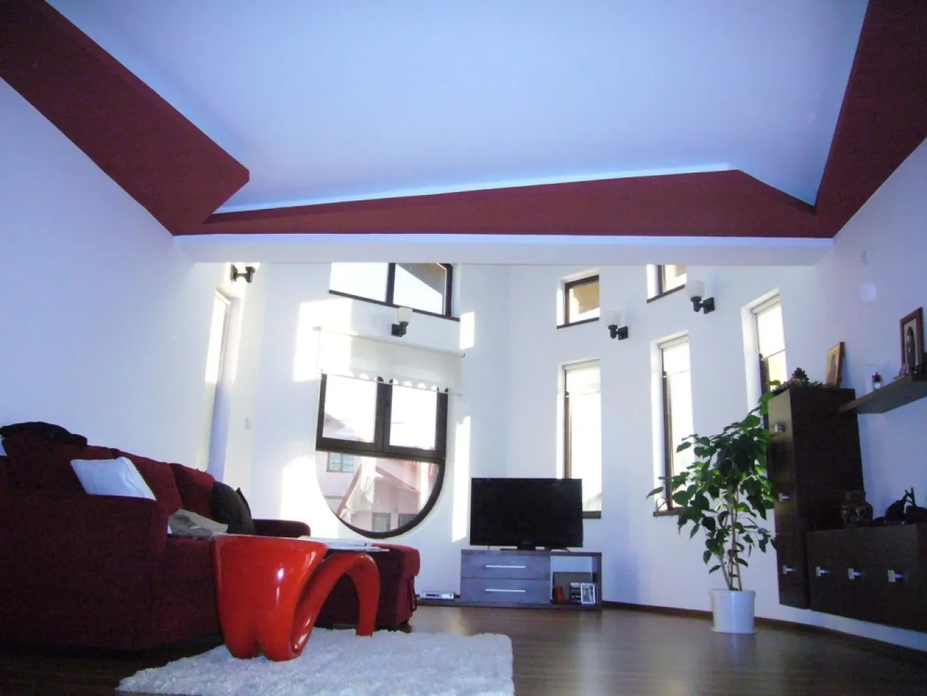 Vanzare vila 300mp,D+P+E+M,Iasi Belvedere-Rond Vechi,teren 550 mp - Proprietar,vila 300 mp utili,demisol,parter,etaj si mansarda,6 camere,3 bai,1 bucatarie,2 dressinguri,1 living,1 terasa,2 balcoane,construcție si finisaje premium,teren 550 mp,asfalt,toate utilitatile(gaz,curent,apa,canalizare,internet,lumina stradală) vedere panoramică,zona linistita
-Demisol:44 mp,garaj,camera tehnica,hol,casa scării 
-Parter:100 m,Incalzire pardoseala,living(înălțime 4m),bucatarie(20 mp),1 camera,dresing,baie,terasa mare,hol
-Etaj:100 mp,birou,2 camere,dresing,baie,2 balcoane
-Mansarda:planșeu beton,60 mp,hol,2 camere,baie,2 magazii,acces scara interioara
-teren frumos amenajat,gazon,conifere,pomi fructiferi,2 foișoare,beci