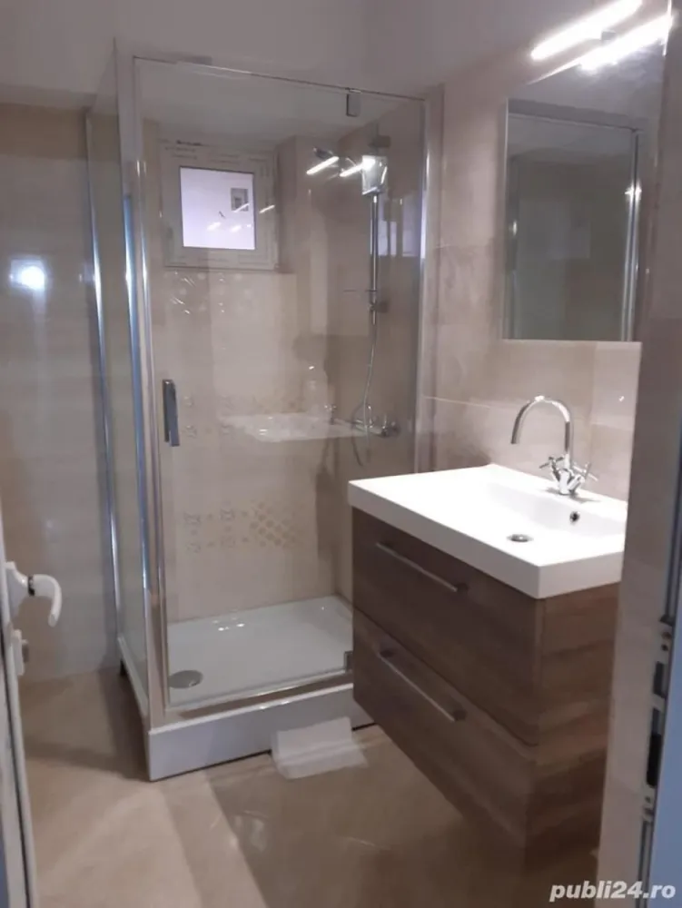 Apartament Independentei 84 mp - Agenția BRASADAS vinde apartament cu 3 camere extinse, 2 bai, renovat complet, CT, AC, 84 mp. boxa.
