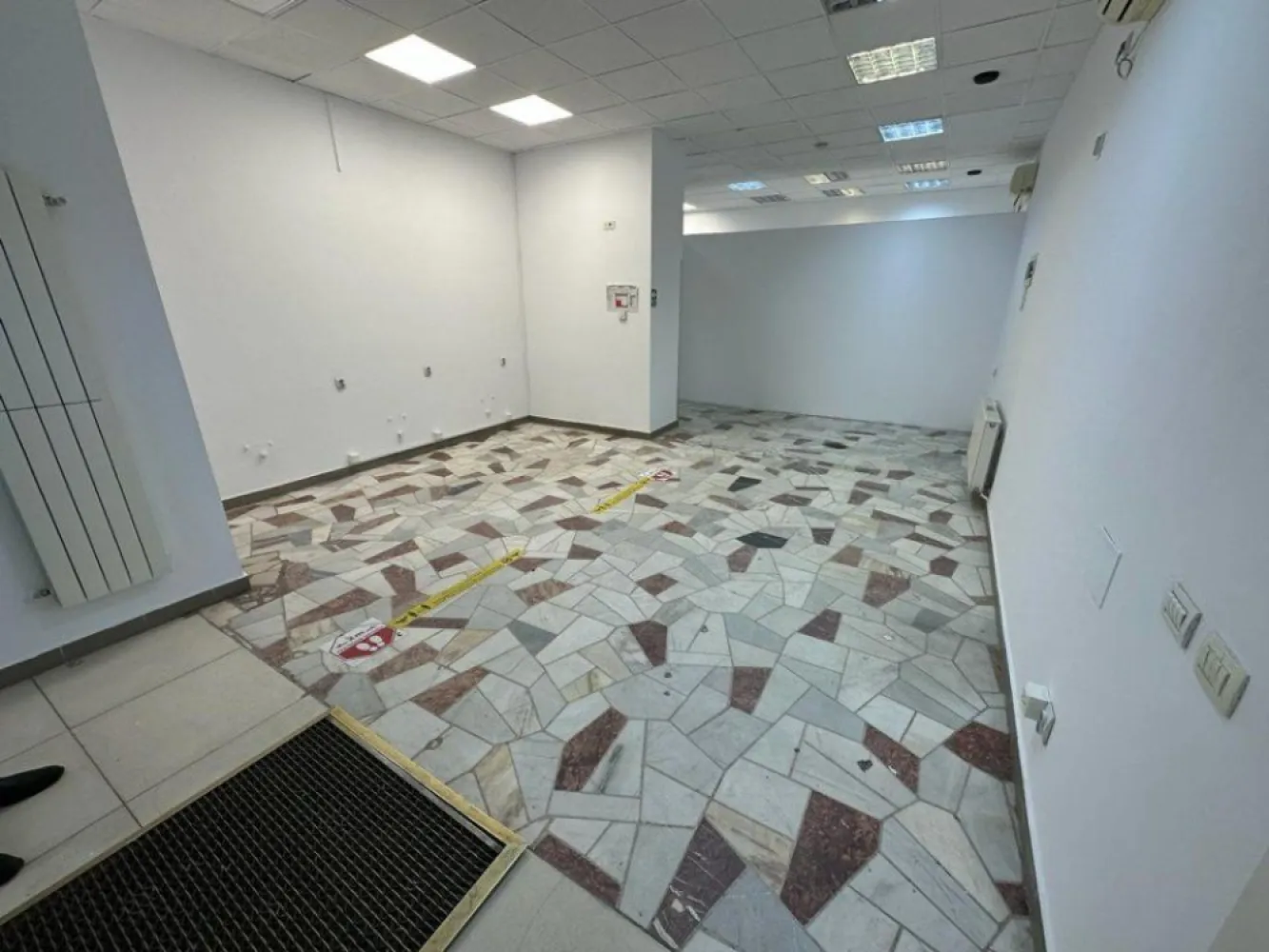 PROPRIETAR vand spatiu comercial pe Stefan Cel Mare - PROPRIETAR vand spatiu comercial pe Stefan Cel Mare, suprafata: 85mp, vitrina 5m, toate utilitatile separate, ideal birouri, banca, farmacie, amplasat langa statiile de autobuz si tramvai Lizeanu, vizibilitate foarte buna din trafic si mijloacele de transport in comun, amplasat aproape de intersectia Stefan cel Mare/Lizeanu, zona pietonala intensa. Pretabil activitati de comert si retail. Bransament electric 19Kw.