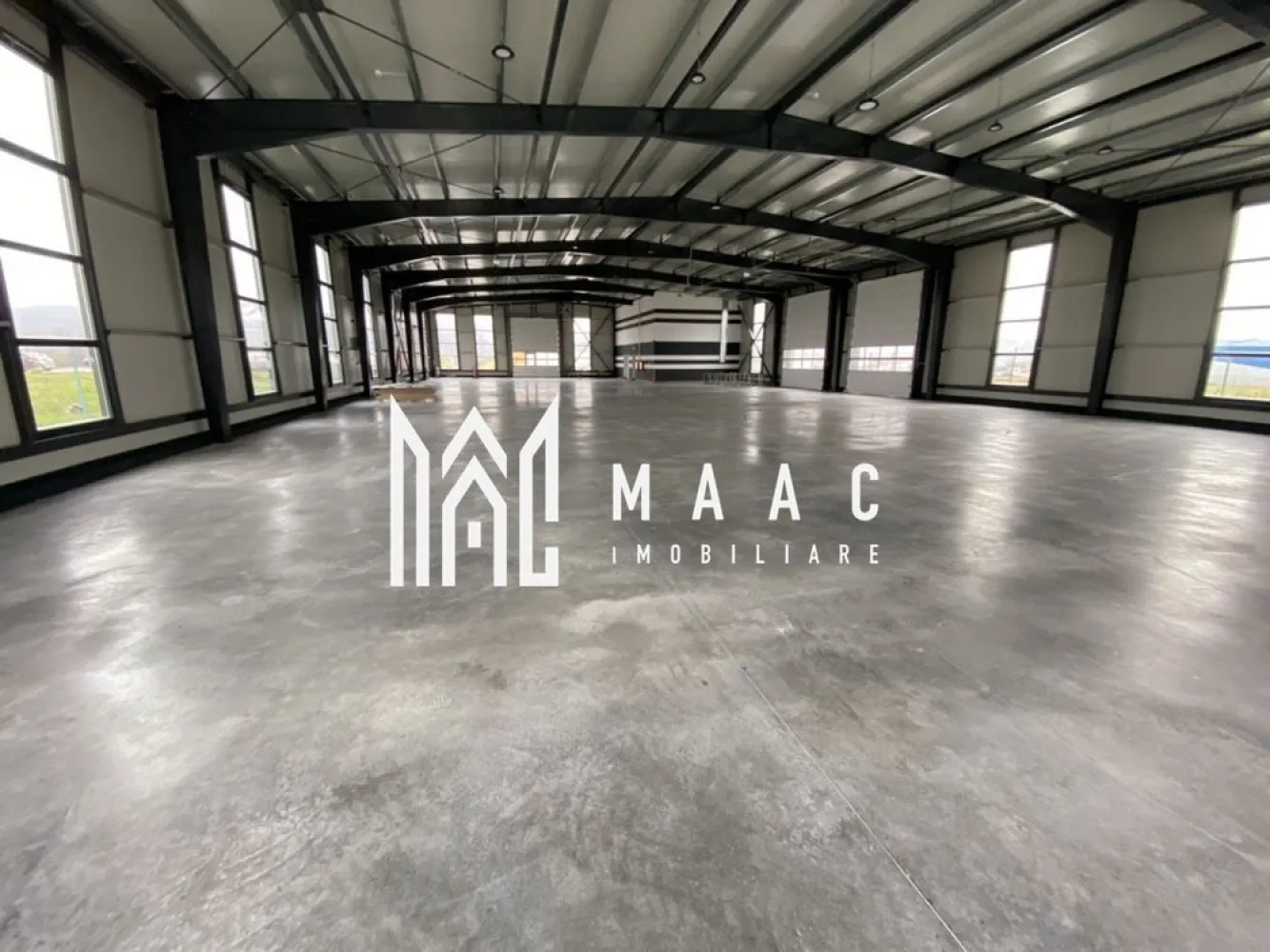 Hală logistică I 1200 mp I Acces TIR I Birouri I Tălmaciu - MAAC Imobiliare vă oferă spre închiriere o hală modernă, recent construită, perfect adaptată pentru activități de depozitare și logistică. Situată strategic, cu acces direct din DN7, această proprietate combină funcționalitatea cu dotări de ultimă generație. Caracteristici principale: Suprafață depozitare: 1200 mp, spațiu generos pentru desfășurarea activităților. Zona birouri: 132 mp – include birouri, recepție și toalete, asigurând un mediu optim pentru operațiuni administrative. Acces încărcare/descărcare: situat frontal și lateral pentru o logistică eficientă. Curte betonată: 2500 mp, destinată parcării și manevrării auto, proiectată pentru trafic greu. Poartă automatizată pentru acces facil și securizat. Incinta iluminată, împrejmuită cu gard și monitorizare video pentru siguranță optimă. Autorizare ISU/pompieri cu avize de funcționare, hidranti interiori și exteriori, conform normelor de siguranță. Dimensiunile halei (22m lățime x 48m lungime x 6m înălțime) permit o utilizare flexibilă, iar toate utilitățile necesare sunt asigurate. Aceasta poate fi locația perfectă pentru dezvoltarea afacerii dumneavoastră. Pentru mai multe detalii sau programarea unei vizionări, nu ezitați să ne contactați, specificând ID CP2557953! }}