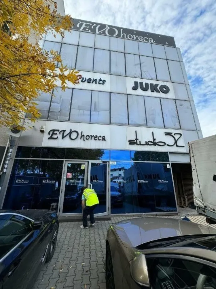Cladire noua birouri cu spatiu de expunere, P+2, 466 mp util, Sos. Chitilei S1 - Vindem imobil nou format din parter + 2 etaje si curte, ideal pentru firme care au necesar de spatii de expunere si birouri.
Imobilul este situat stradal, pe Sos. Chitilei 177 A, sector 1.
Dispune de parter cu suprafata totala de 192 mp, din care 74 mp spatiu de expunere;
Etaj 1, cu suprafata totala de 237 mp, din care 117 mp spatiu de expunere;
Etaj 2, cu suprafata totala de 67 mp, din care 61.5 mp spatiu de expunere si terasa circulabila in suprafata de 62 mp.
Imobilul este construit in anul 2012 si dispune de:
- Curent trifazic;
- Gaze, centrala proprie;
- Apa curenta;
- Instalatie de alarma;
- Internet prin fibra optica;
- Centrala telefonica.