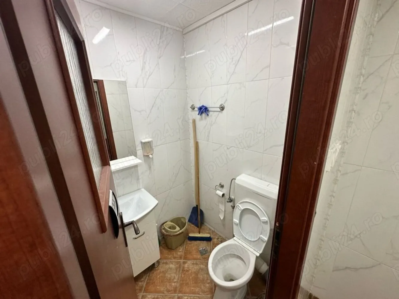 Vânzare spațiu conercial - Spațiu comercial 74 mp, alcătuit din 3 camere , 2 băi , balcon , scara exterioară autorizată , centrală propie. Bloc reabilitat recent , stradal în Sebastian pe șoseaua principală . Pretabil B pentru orice activitate.