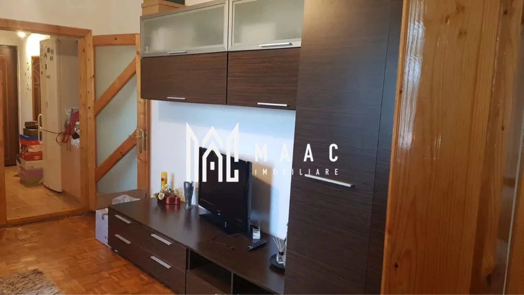 Apartament cu 2 camere | etaj 4/5 | Cedonia - De vânzare apartament 2 camere, semidecomandat, situat la etajul 4 din 5, în zona Cedonia – una dintre cele mai căutate zone din Sibiu, aproape de școli, grădinițe, facultăți și mijloace de transport în comun (autobuze, taxi, Bolt, Uber). Locuința are o suprafață de 40 mp și este compartimentată astfel: Hol primitor Bucătărie complet utilată Living spațios cu acces pe balcon închis cu termopan Dormitor luminos Baie cu geam pentru aerisire naturală Se vinde complet mobilat și utilat, ideal atât pentru locuit, cât și pentru investiție. Etaj intermediar Zonă liniștită, cu acces facil Apartament curat și bine întreținut Pentru mai multe detalii sau programarea unei vizionări, nu ezita să ne contactezi! Pentru mai multe detalii, menționați telefonic ID: CP2556158 }}