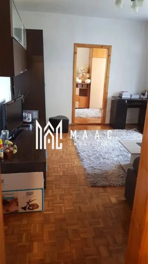 Apartament cu 2 camere | etaj 4/5 | Cedonia - De vânzare apartament 2 camere, semidecomandat, situat la etajul 4 din 5, în zona Cedonia – una dintre cele mai căutate zone din Sibiu, aproape de școli, grădinițe, facultăți și mijloace de transport în comun (autobuze, taxi, Bolt, Uber). Locuința are o suprafață de 40 mp și este compartimentată astfel: Hol primitor Bucătărie complet utilată Living spațios cu acces pe balcon închis cu termopan Dormitor luminos Baie cu geam pentru aerisire naturală Se vinde complet mobilat și utilat, ideal atât pentru locuit, cât și pentru investiție. Etaj intermediar Zonă liniștită, cu acces facil Apartament curat și bine întreținut Pentru mai multe detalii sau programarea unei vizionări, nu ezita să ne contactezi! Pentru mai multe detalii, menționați telefonic ID: CP2556158 }}