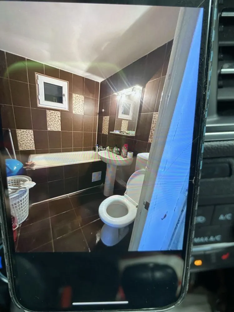 Schimb sau vand apartament 4 camere - Proprietar vând apartament 4 camere decomandat zona mărgeanului sector 5 bloc din 1986 etaj 2/8 apartamentul este gol vopsit la alb instalație electrică refăcută de la a la z prin sapa cu tablouri electrice noi o baie este refăcută are 2 balcoane 2 băi f spațios