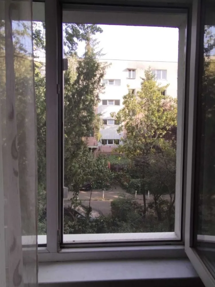 Vand apartament 4 camere zona Titan-Auchan/Ozana - Vand apartament cu patru camere si doua bai, un balcon + boxa.

Apartmanetul necesita renovare !!

Apartamentul este situat la etajul 1/4, compartimentarea este de tip decomandata si are o suprafata utia de 82mp.
Blocul este reabilitat termic !!
Anul blocului: 1971 !!

Se afla la o distanta 4 minute de centrul Comercial-Auchan, la 6 minute de sectia 13 de politie, la 8 minute de statia de metrou 1 Decembrie 1918,la 5 minute de statia de STB: 101,311/ Tramvai: 40,19, la 10 minute de magazinul LIDL.
Este situat intr-o zona foarte linistita( recomandat pentru familisti ) , are multi copaci pe langa, umbra in toate camerele, sufrageria este in mare parte luminata.
Se afla in proximitatea unor scoli si gradinite, cea mai apropiata scoala se afla 4 minute de mers ( scoala nr.82 ), in zona se afla multe parcuri pentru copii.
De asemenea, Parcul Teilor la 7 minute distanta, Parcul Titanel la 10 minute distanta.

Direct de la proprietar, fara comision !!