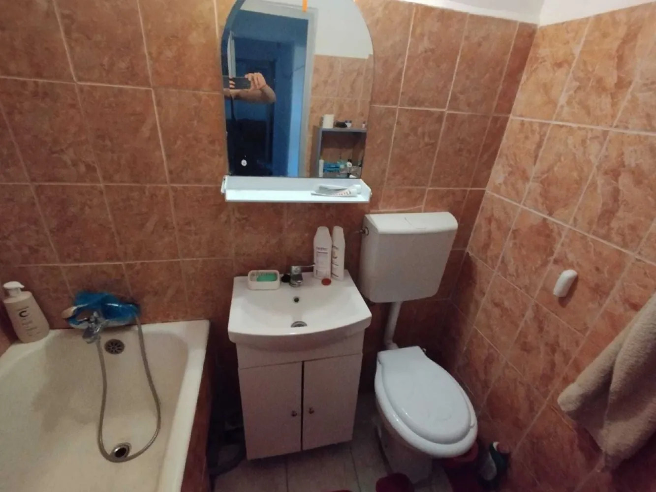 Vand apartament 4 camere zona Titan-Auchan/Ozana - Vand apartament cu patru camere si doua bai, un balcon + boxa.

Apartmanetul necesita renovare !!

Apartamentul este situat la etajul 1/4, compartimentarea este de tip decomandata si are o suprafata utia de 82mp.
Blocul este reabilitat termic !!
Anul blocului: 1971 !!

Se afla la o distanta 4 minute de centrul Comercial-Auchan, la 6 minute de sectia 13 de politie, la 8 minute de statia de metrou 1 Decembrie 1918,la 5 minute de statia de STB: 101,311/ Tramvai: 40,19, la 10 minute de magazinul LIDL.
Este situat intr-o zona foarte linistita( recomandat pentru familisti ) , are multi copaci pe langa, umbra in toate camerele, sufrageria este in mare parte luminata.
Se afla in proximitatea unor scoli si gradinite, cea mai apropiata scoala se afla 4 minute de mers ( scoala nr.82 ), in zona se afla multe parcuri pentru copii.
De asemenea, Parcul Teilor la 7 minute distanta, Parcul Titanel la 10 minute distanta.

Direct de la proprietar, fara comision !!